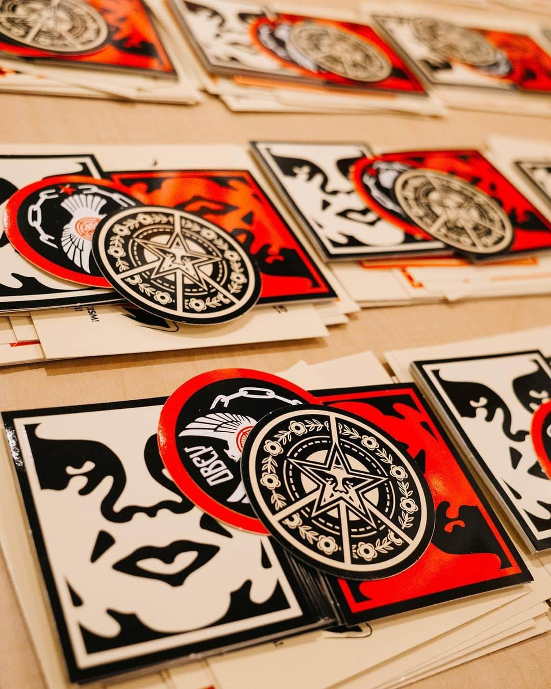 Shepard Faireyのインスタグラム：「🚫*GIVEAWAY CLOSED!🚫 The winners have been reached out and we will announce on stories. Thanks to everyone who participated! Stay tuned for the next giveaway!*   OBEY sticker pack giveaway! Leave a comment below and tag a friend for a chance to win a free pack of OBEY stickers! We will randomly choose & DM 5 winners by Friday, September 8th @ 5 PM PDT. Good luck!⁠ ⁠ Here’s how to enter:⁠ 1. Follow @obeygiant  2. Like and save this post⁠ 3. Share on your stories and tag @obeygiant  4. Tag a friend in this comment section as many times as you want.⁠ ⁠ The giveaway ends on Friday, September 8th @ 4 PM PDT. We will DM 5 random winners and announce via Stories on that day. This contest is not sponsored by, endorsed by, or associated with Instagram. This contest is only open to US residents who are 18 years of age, or older. Link in bio for full T&C’s.」