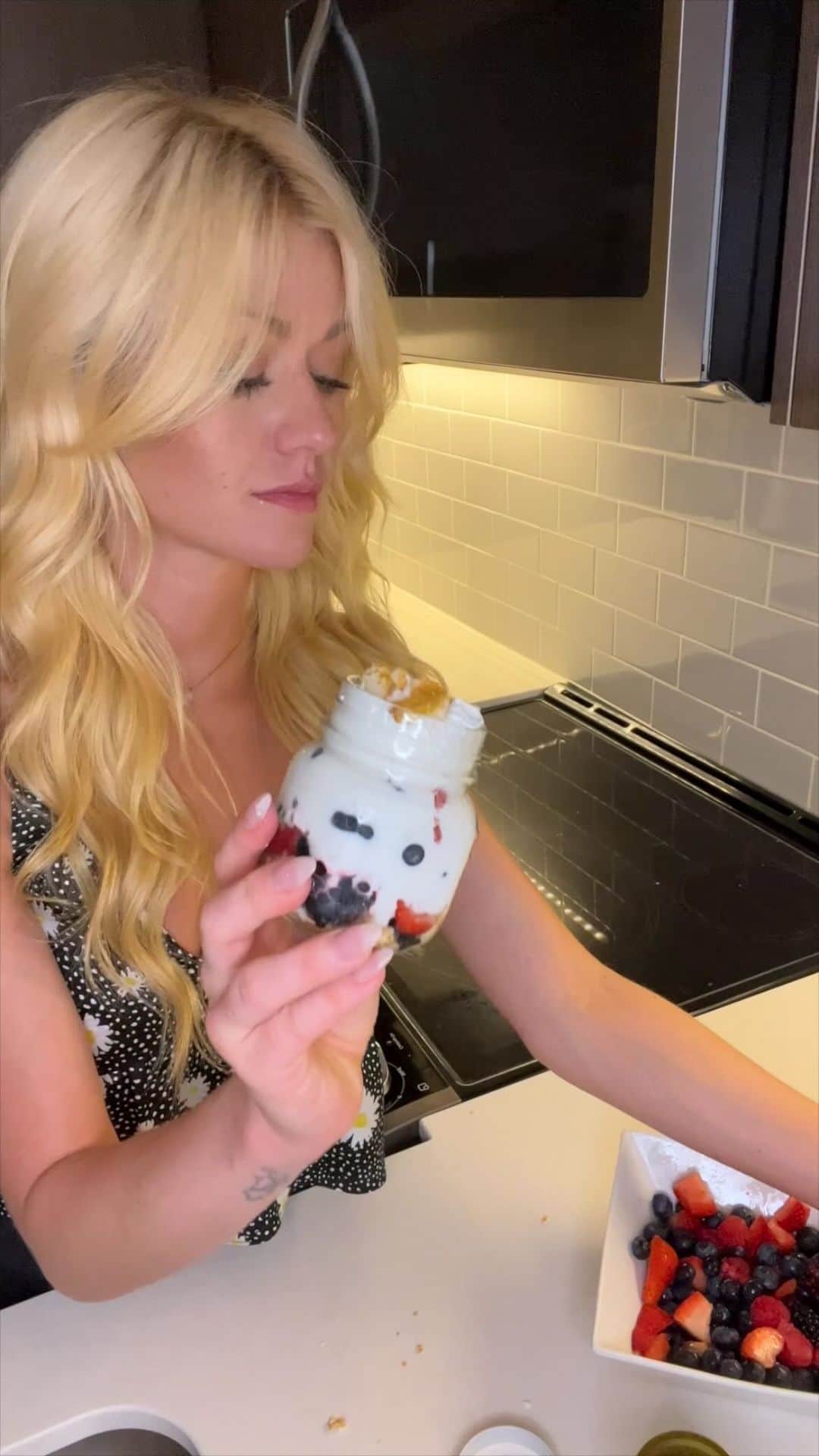 キャサリン・マクナマラのインスタグラム：「Getting in the last bites of picnic season! 🧺 Here’s portable desert — perfect to throw in the basket, a beach bag, or a backpack!! 🫙I give you… Eton Mess! 🍓🫐What should I make next?😋」