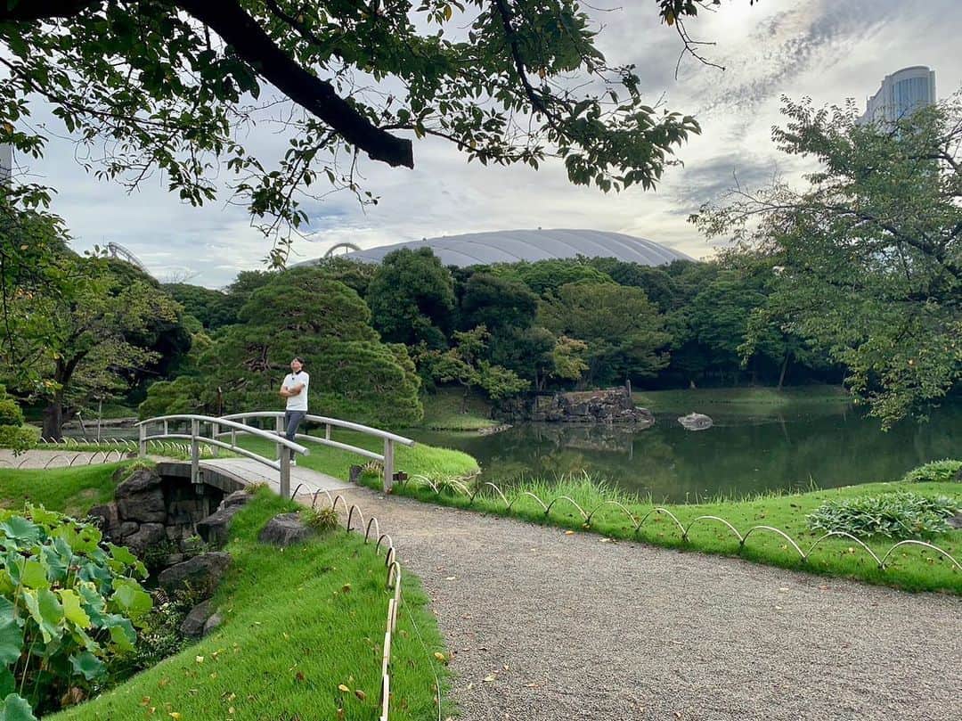 依田司さんのインスタグラム写真 - (依田司Instagram)「9月7日（木） 東京都文京区にある『小石川後楽園』から。 「涵徳亭」という建物では、お庭の景色を楽しみながらゆっくりと過ごすことができ、お抹茶や季節の生和菓子を頂くことができます。お抹茶のみで良い方は、入園料はかかりませんので、気軽に訪れることができそうです。 また、今年は４年ぶりに近隣の小学校との田植え作業が実施されました。既に稲穂が実ってきています。その周りには小学生たちが作ったカカシも飾られていて、秋の景色を楽しむことができますよ。   #小石川後楽園 #LACOSTE #ラコステ #依田さん #依田司 #お天気検定 #テレビ朝日 #グッドモーニング #気象予報士 #お天気キャスター #森林インストラクター #グリーンセイバーアドバンス #プロジェクトワイルド #IPCC伝導者 #japan #japantrip #japantravel #unknownjapan #japanAdventure #japanlife #lifeinjapan #instagramjapan #instajapan #療癒 #ilovejapan #weather #weathercaster #weatherforecast」9月7日 9時03分 - tsukasa_yoda