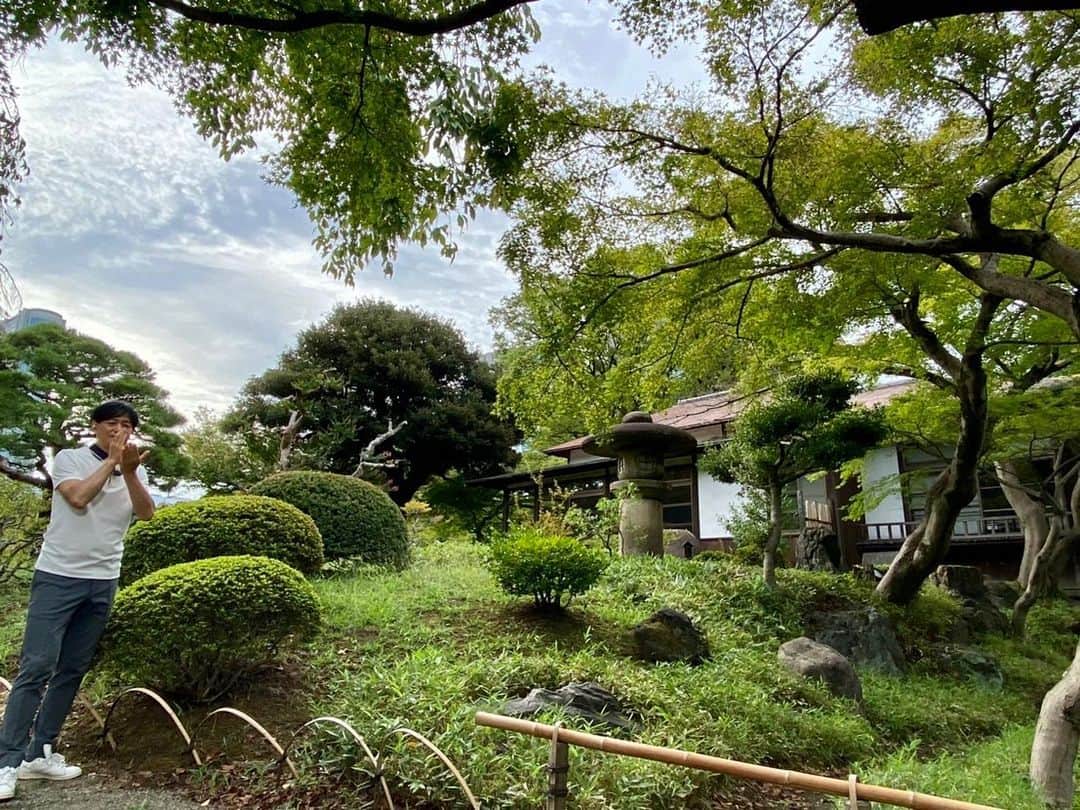依田司さんのインスタグラム写真 - (依田司Instagram)「9月7日（木） 東京都文京区にある『小石川後楽園』から。 「涵徳亭」という建物では、お庭の景色を楽しみながらゆっくりと過ごすことができ、お抹茶や季節の生和菓子を頂くことができます。お抹茶のみで良い方は、入園料はかかりませんので、気軽に訪れることができそうです。 また、今年は４年ぶりに近隣の小学校との田植え作業が実施されました。既に稲穂が実ってきています。その周りには小学生たちが作ったカカシも飾られていて、秋の景色を楽しむことができますよ。   #小石川後楽園 #LACOSTE #ラコステ #依田さん #依田司 #お天気検定 #テレビ朝日 #グッドモーニング #気象予報士 #お天気キャスター #森林インストラクター #グリーンセイバーアドバンス #プロジェクトワイルド #IPCC伝導者 #japan #japantrip #japantravel #unknownjapan #japanAdventure #japanlife #lifeinjapan #instagramjapan #instajapan #療癒 #ilovejapan #weather #weathercaster #weatherforecast」9月7日 9時03分 - tsukasa_yoda