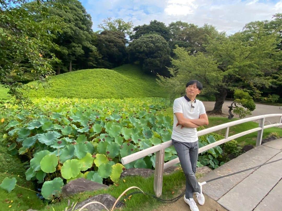 依田司のインスタグラム：「9月7日（木） 東京都文京区にある『小石川後楽園』から。 「涵徳亭」という建物では、お庭の景色を楽しみながらゆっくりと過ごすことができ、お抹茶や季節の生和菓子を頂くことができます。お抹茶のみで良い方は、入園料はかかりませんので、気軽に訪れることができそうです。 また、今年は４年ぶりに近隣の小学校との田植え作業が実施されました。既に稲穂が実ってきています。その周りには小学生たちが作ったカカシも飾られていて、秋の景色を楽しむことができますよ。   #小石川後楽園 #LACOSTE #ラコステ #依田さん #依田司 #お天気検定 #テレビ朝日 #グッドモーニング #気象予報士 #お天気キャスター #森林インストラクター #グリーンセイバーアドバンス #プロジェクトワイルド #IPCC伝導者 #japan #japantrip #japantravel #unknownjapan #japanAdventure #japanlife #lifeinjapan #instagramjapan #instajapan #療癒 #ilovejapan #weather #weathercaster #weatherforecast」