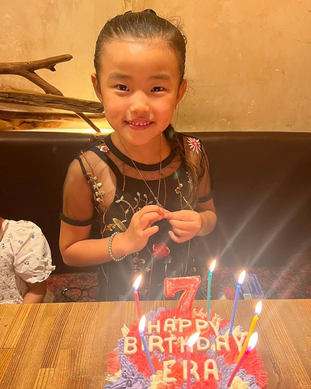 亜弥のインスタグラム：「🌻 夏休みも終わり通常の生活に我が家も戻りました😊 誕生日当日は出先だったし、デコケーキでのお祝いを 出来てなかったから改めてお友達達にお祝いしてもらったERA💐🎂🩷 私と一緒でケーキは食べれないけど、 可愛いケーキにはテンション上がるね🥰 みんなからもプレゼントを貰って嬉しそう🫶🏾 ありがとう🎀  そう、今朝面白い事があったの🤭 朝から朝顔の種を取ってたんだけど… 種の袋が大きいやつから2個。 小さい袋から5個出てきたのを見て、 『やっぱり見た目に惑わされちゃダメなんだね！』 だって爆😳😳 見た目が全てじゃない事に気づいた7歳ERAさんww 朝顔から新しい発見をもらった朝でした🌺🤭  私も改めて見た目に惑わされない！と思いましたw (母初心に戻る😂)  #7歳女の子 #小学1年生  #朝顔から学ぶこと多し #楽しい発見」