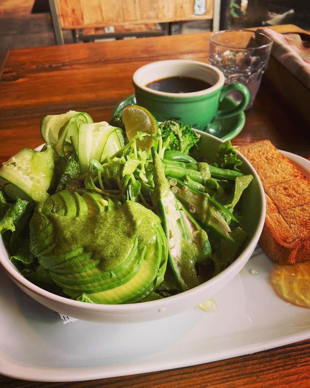 のインスタグラム：「緑の朝食。腸活。  おはよう！  #ヴィーガン」