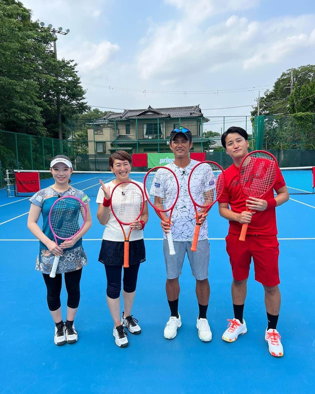 杉山愛さんのインスタグラム写真 - (杉山愛Instagram)「🔥いよいよ本日発売です🔥 @princetennisjp  🎾BEAST🎾 パワーがあるのにコントロールもできる🔥 是非ぜひ試打してみてほしいラケットです😉  #私のお気に入り #テニス #ラケット #テニスラケット #モアアグレッシブ #カラーは #オレンジレッド #可愛いよ #強くて可愛い #ラケットです #BEAST #もはや #beautyandthebeast」9月7日 9時16分 - aisugiyamaofficial