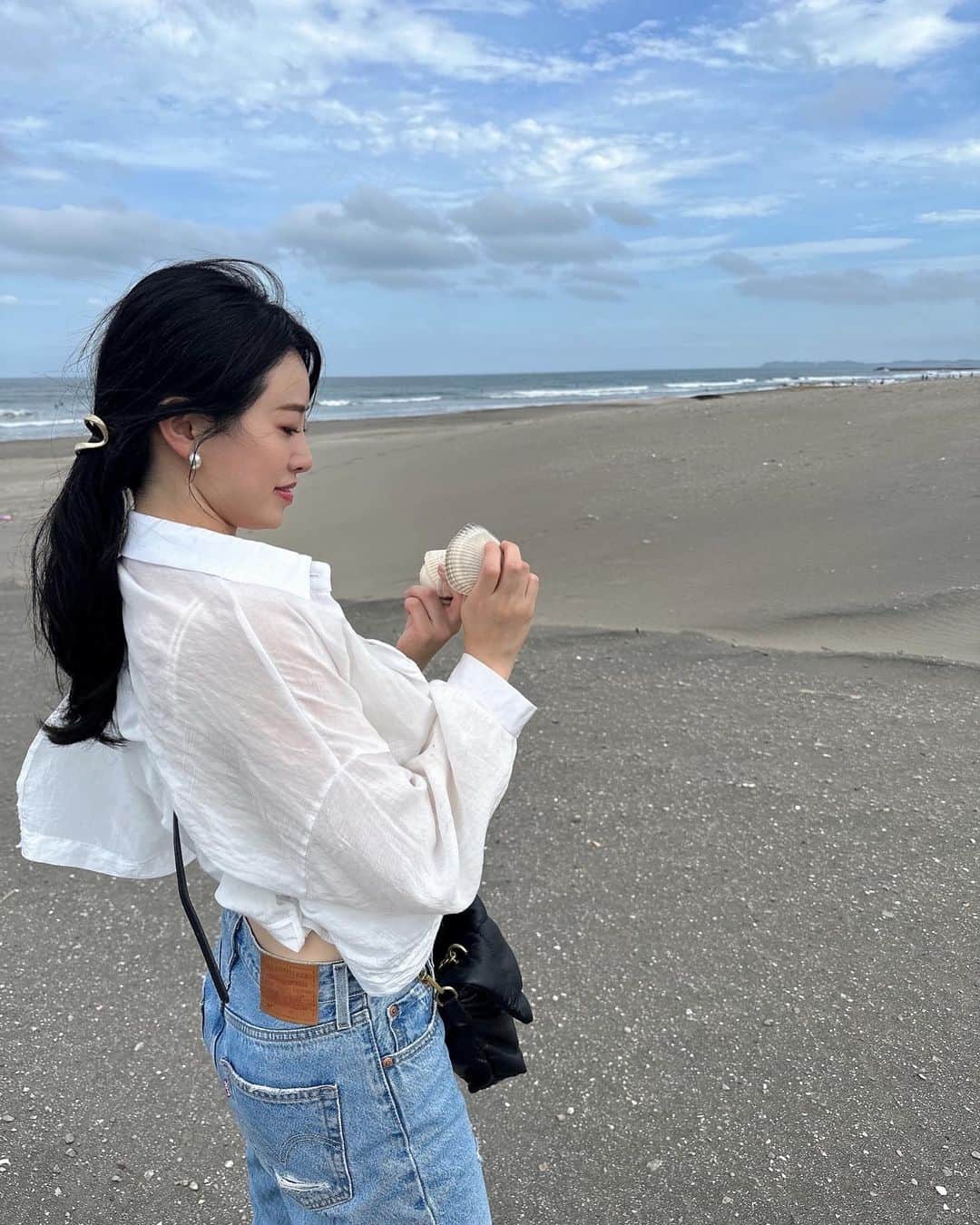 高野桃子さんのインスタグラム写真 - (高野桃子Instagram)「海！曇天ですが、いつものこと！貝殻🐚集めをしたけれど集めた貝殻どこかにおいてきた！  #曇り女」9月7日 9時16分 - takano_sd