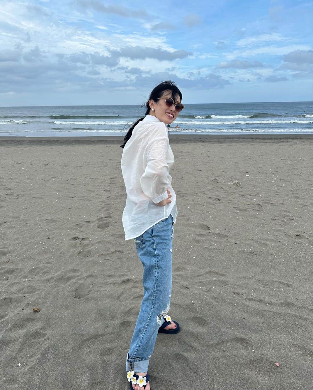 高野桃子さんのインスタグラム写真 - (高野桃子Instagram)「海！曇天ですが、いつものこと！貝殻🐚集めをしたけれど集めた貝殻どこかにおいてきた！  #曇り女」9月7日 9時16分 - takano_sd