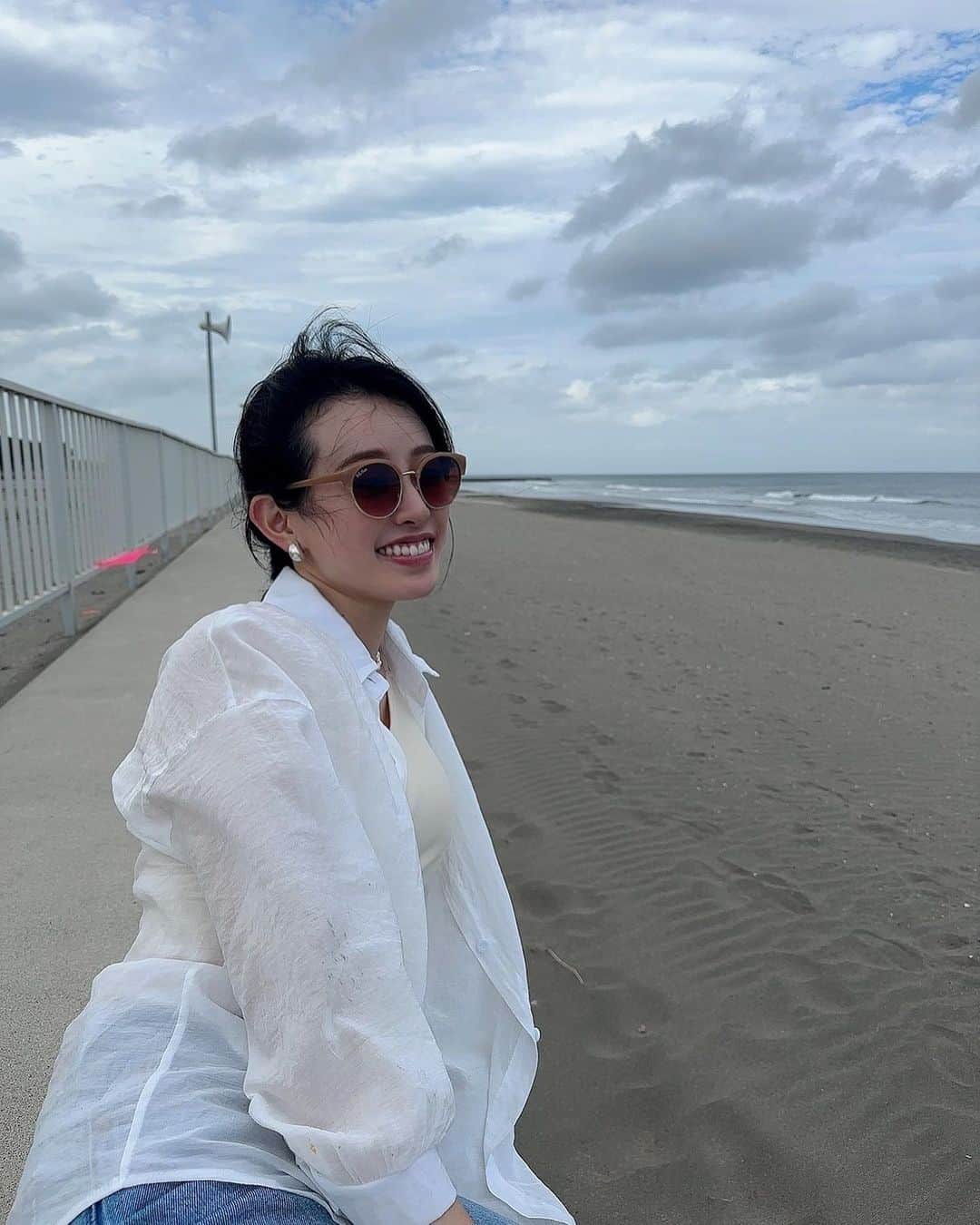 高野桃子のインスタグラム：「海！曇天ですが、いつものこと！貝殻🐚集めをしたけれど集めた貝殻どこかにおいてきた！  #曇り女」