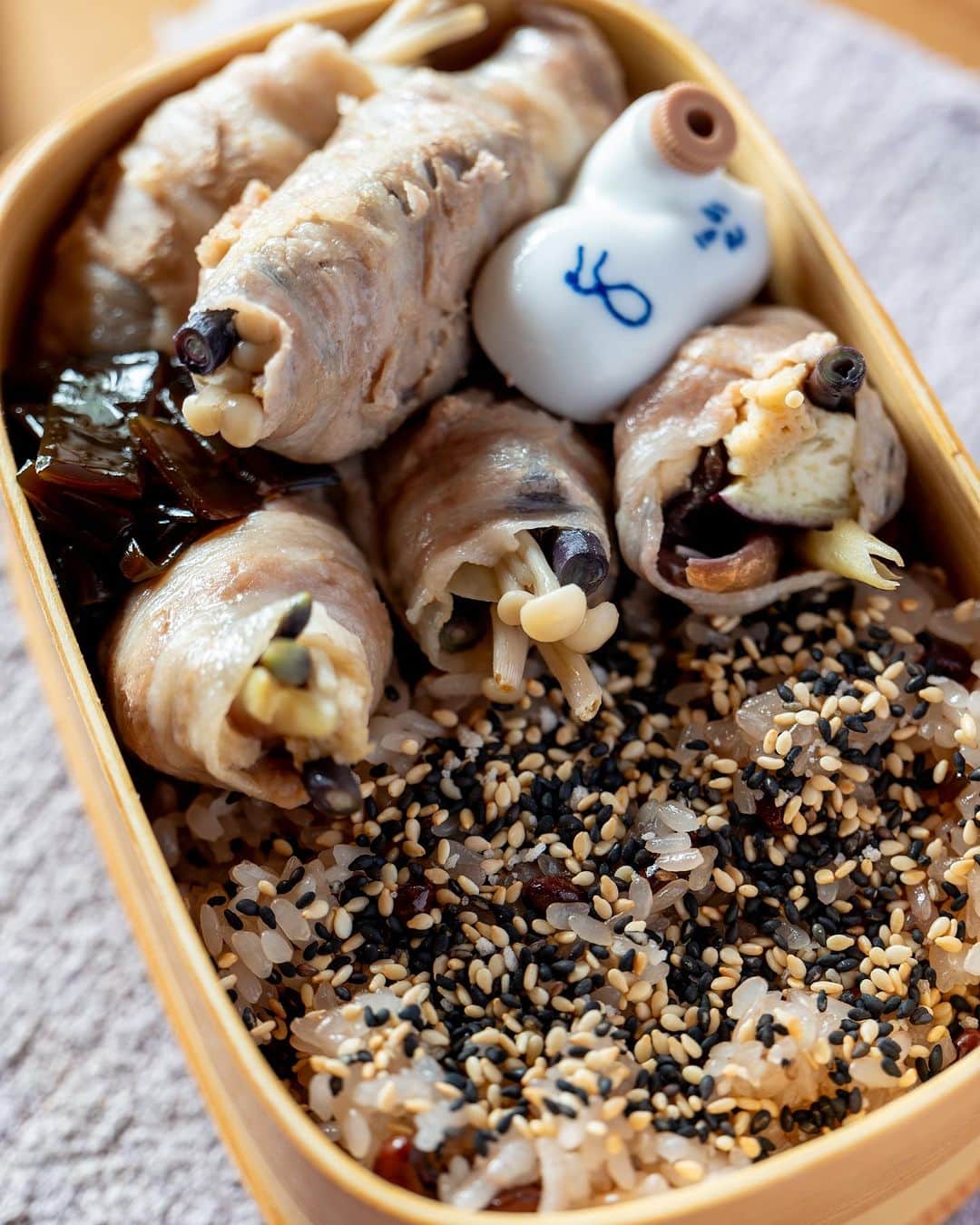 武井義明のインスタグラム：「Today’s bento.  赤飯を解凍して弁当に。おかずは肉巻き。きのこや野菜が入ってます。干貝柱の粉末を粗塩と混ぜたものを入れたので、いろんな旨味があるはず。  Sekihan, or red rice, is steamed glutinous rice with red beans.  #leica_photos #leicaphoto #leicaphotography #leicasl #leicasl601 #foodphotography #foodphotographyandstyling #bento #lunchbox」