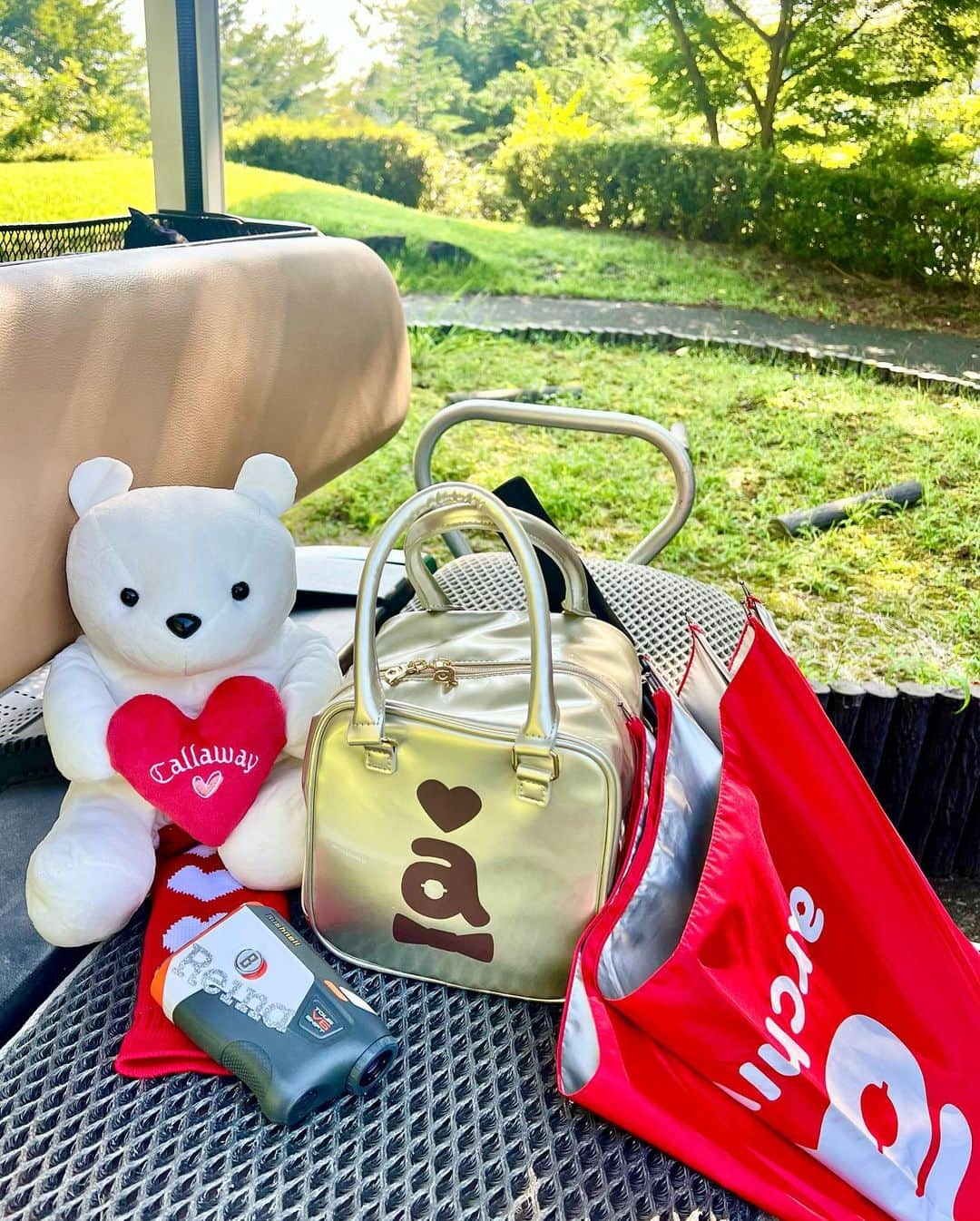 吉田玲奈のインスタグラム：「🐻‍❄️❣⛳️ Memories of Summer Golf ♪  間違い探し？w  #ブッシュネルゴルフ  #ツアーv6シフトジョルト  #レーザー距離計 #アルチビオ #archivio #日傘 #雨晴兼用日傘 #ゴルフ傘 #サイコロバッグ #ゴルフバッグ #ラウンドバッグ #コロコロバッグ #ゴルフ女子  #キャロウェイベア #callawaygolf  #ゴルフグッズ #golf #ゴルフカートバッグ #女子ゴルファー #名前シール #kagatte  #reinagolf」