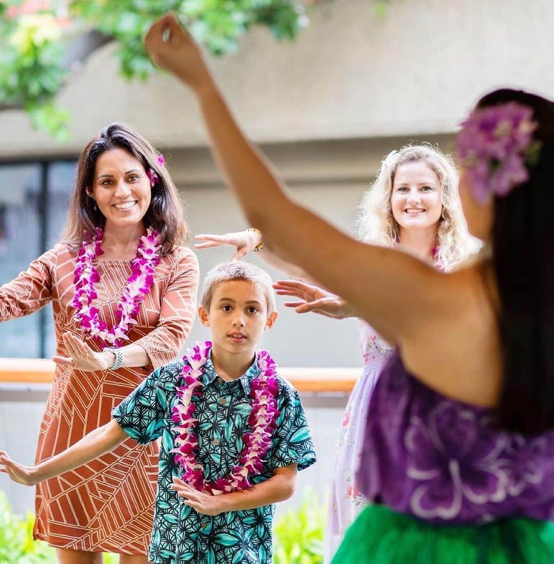 ロイヤル・ハワイアン・センターさんのインスタグラム写真 - (ロイヤル・ハワイアン・センターInstagram)「新しいことを学ぶのはいつも楽しいですね！ あなたのルアウディナーの間に、@rockahulahi の楽しいフラのレッスンを試してみてください。  #ハワイ #ハワイの文化 #ハワイ好き #ハワイ旅行 #ハワイ観光 #ハワイに行きたい #ハワイ好きな人と繋がりたい #ワイキキビーチ #ワイキキ #ロイヤルハワイアンセンター #フラ」9月7日 9時27分 - royalhwnctrjp