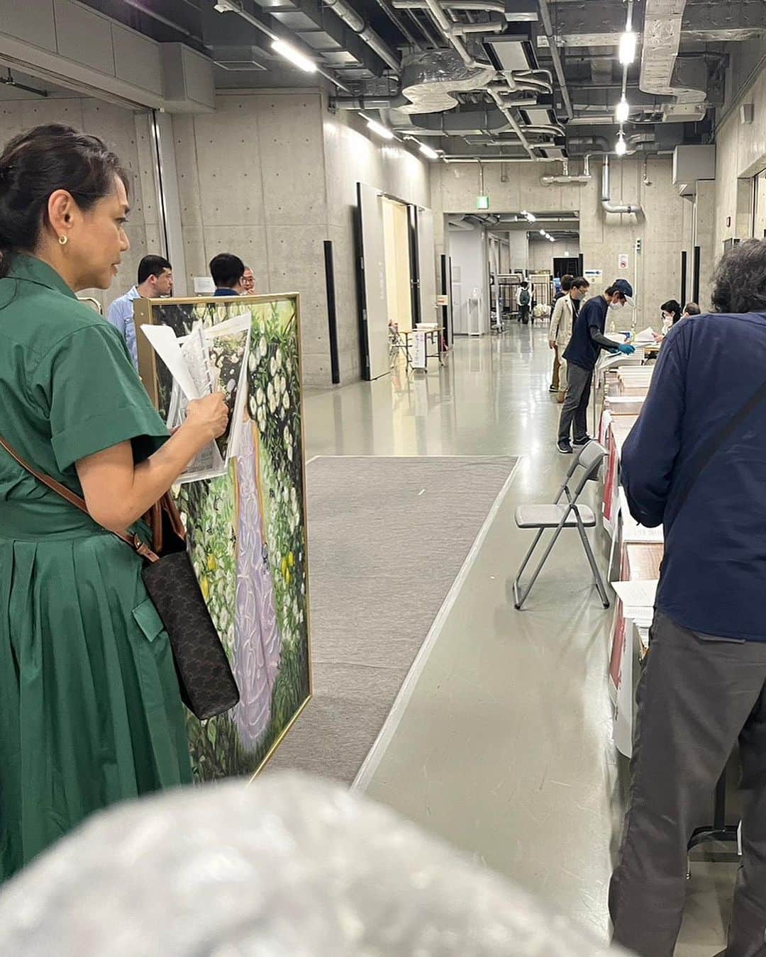 前田典子さんのインスタグラム写真 - (前田典子Instagram)「#二科展　@art_nika_nikaten  に入選しました🎉 9月6日から9月18日まで #国立新美術館　で展示されています🖼 魂を込めて描きましたので 入選して 本当に嬉しいです😆💕  タイトルは #ヤスミンの庭 #油彩　#80号キャンバス   薔薇が咲き乱れる🌹 秘密の庭に アゲハ蝶🦋が美しい娘に姿を変えて現れました 娘の名前はヤスミン、17歳 #ナミアゲハ の好きなレモンの木🍋 隅っこでヤモリが見守っています🦎　ヤモリは私😁  穏やかな夢の世界へと誘う 優しいローズと フレッシュで 爽やか、生き生きとした 柑橘系🍋とオリエンタル 、ジャスミン🌸 絵から香りまで想像してみました💜 #アロマティックな絵🖼 そんなイメージで描きました  約5ヶ月、この絵に向き合って描いた動画は ストーリーズのアーカイブにて制作過程が見れます😉  絵の中に登場するアゲハ達は 今年の夏にベランダのレモンの木についた 青虫から🐛羽化するまで 私が見守って旅立った蝶🦋たち です　私の娘たち😆  締め切りギリギリまで描いてたので 絵の搬入はセルフでした🖼 美術館のバックヤードは 大きな絵がたくさんあって 凄かった😳  ご興味ある方は是非❣️ 9月18日まで 国立新美術館で展示されています❣️ 3階の5番、初入選の部屋に　ヤスミンが居ます🦋　上の段なので近くで見れなくて残念ですが😅  #マエノリ#趣味#油絵 #前田典子」9月7日 9時35分 - maenorichang