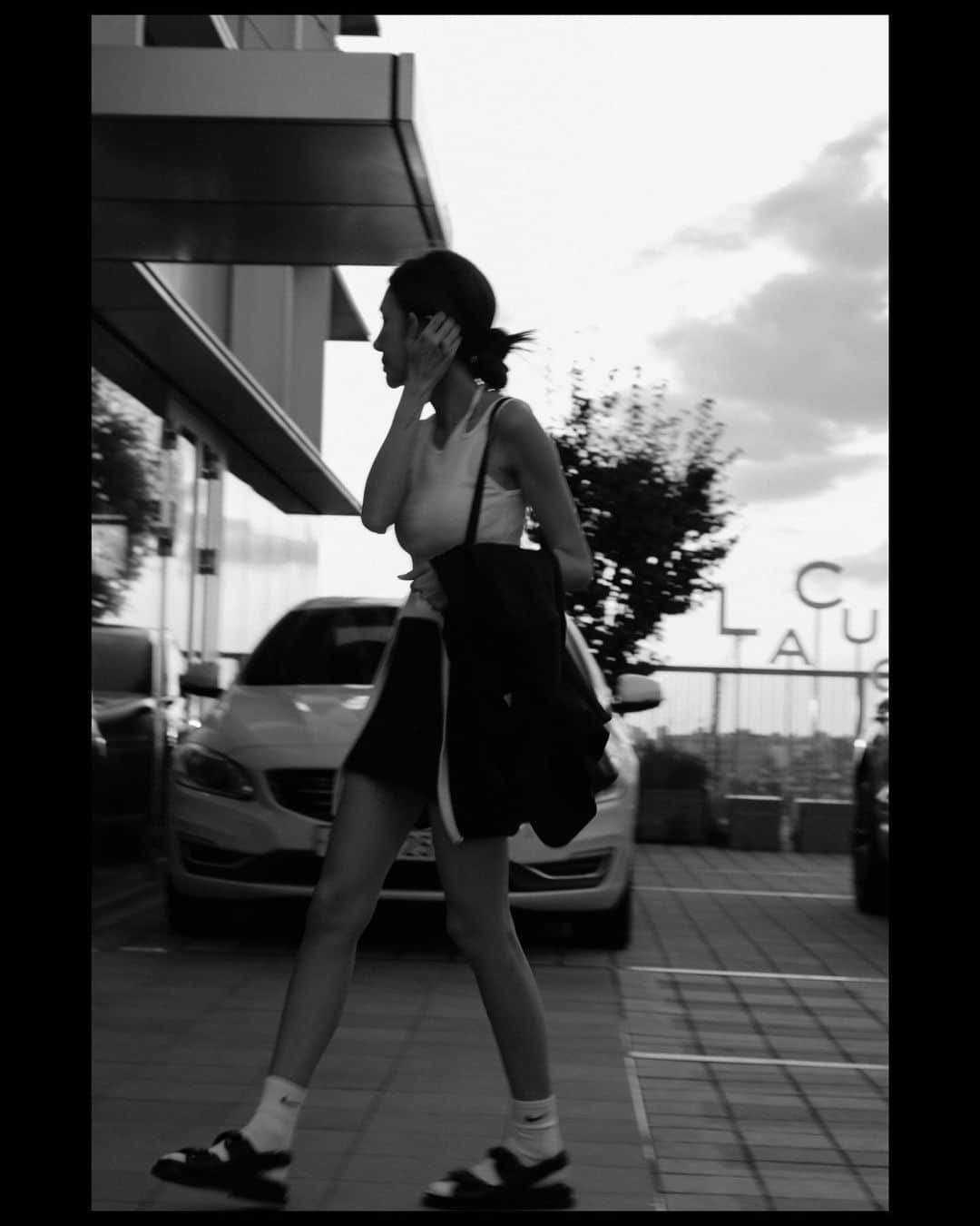 ユン・ヘジンのインスタグラム：「늦더위🖤」