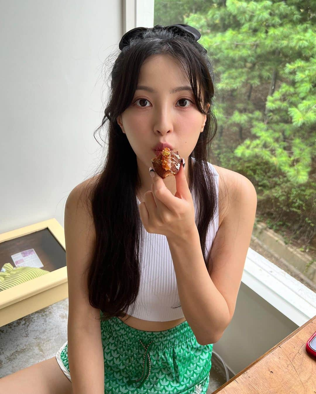 ジャング・ウネ・サングのインスタグラム：「💚🧤🐸🦖🥒⛳️🌈 휘낭시에를 처음 맛보다 🐸」