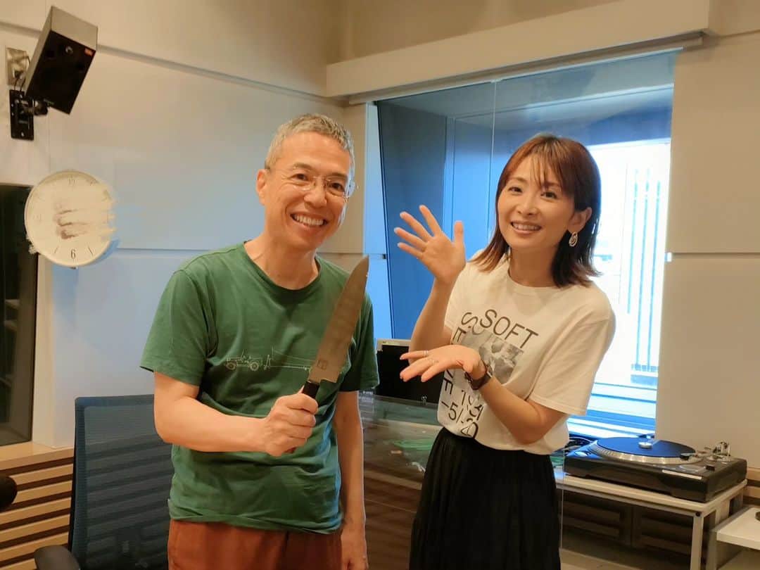 のインスタグラム：「『林智美の日曜ミッケ』  今週末のオンエアは、 『ドッキリ！ハッキリ！三代澤康司です』の 三代澤康司さんが登場です🙌  【三代澤印 理想の包丁】をご紹介頂きます。  お料理大好きな三代澤さんの、 職人もびっくり！なこだわりがつまった包丁。 その凄さに、テンション上がりっぱなしでした。  三代澤さんの素晴らしい包丁捌きが楽しめます！(音)  楽しくご紹介させて頂いていますので、 9/10のオンエアをぜひチェックしてください！ * 包丁持ってニヤリ…😏 という写真はなかなかシュール🤣笑  #朝日放送 #ABCラジオ #林智美の日曜ミッケ #日曜ミッケ #ABCミッケ #三代澤康司 さん #ドキハキ #理想の包丁 #ラジオ #radio #ラジオDJ #ラジオパーソナリティー #フリーアナウンサー #リポーター #MC #イベントMC #司会 #ナレーション #ナレーター #アシスタント」