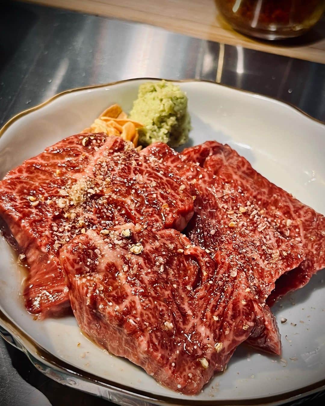 田辺晋太郎さんのインスタグラム写真 - (田辺晋太郎Instagram)「【ホルモン人生タロちゃん横浜関内店で和牛タン・ハラミ・サガリを堪能しまくりナイト！！】  というわけで、#恋人も濡れる街角 でおなじみの #横浜 #関内 に8/10にオープンした #ホルモン人生タロちゃん 横浜関内店にお友達と行ってまいりました！！  いや、まじで圧巻の #和牛タン、#ハラミ、#サガリ、そして #レバー や #ミノ のクオリティ！  他のホルモン人生タロちゃんや #焼肉人生タロちゃん とは違う、店主の山ちゃんならではのルートで仕入れる #ホルモン 類はちょっと異次元！！  #中野 #桜新町 #自由が丘 のタロちゃんとはまた一味も二味も違う横浜関内店に是非行ってほしい！！  #ナムル や #干し豆腐 などタロちゃんの大人気前菜シリーズはきちんと本店の味を守り通してくれてて最高！  そして実は冷麺もここのがダントツに旨い！！ あんまり冷麺を食べない。僕でもここの #冷麺 なら毎日でも食べたくなると思える味なんだよね… 中野や桜新町もこの麺にしたらいいのに！  僕もまた是非食べに行きたいのでご一緒してくれる方募集します！  もちろん予約したい方はお店に直でも僕に連絡でもどっちでもオッケーです！  最高の肉とタレが交わる交差点 ホルモン人生タロちゃん 横浜関内店は  #馬車道 駅からも #関内駅 からもすぐです！！  山ちゃん、最高だった！！ごちそうさま！  #肉マイスター #田辺晋太郎 #焼肉 #和牛 #wagyu #yakiniku #yokohama」9月7日 9時50分 - meat_meister_tanabe_shintaro