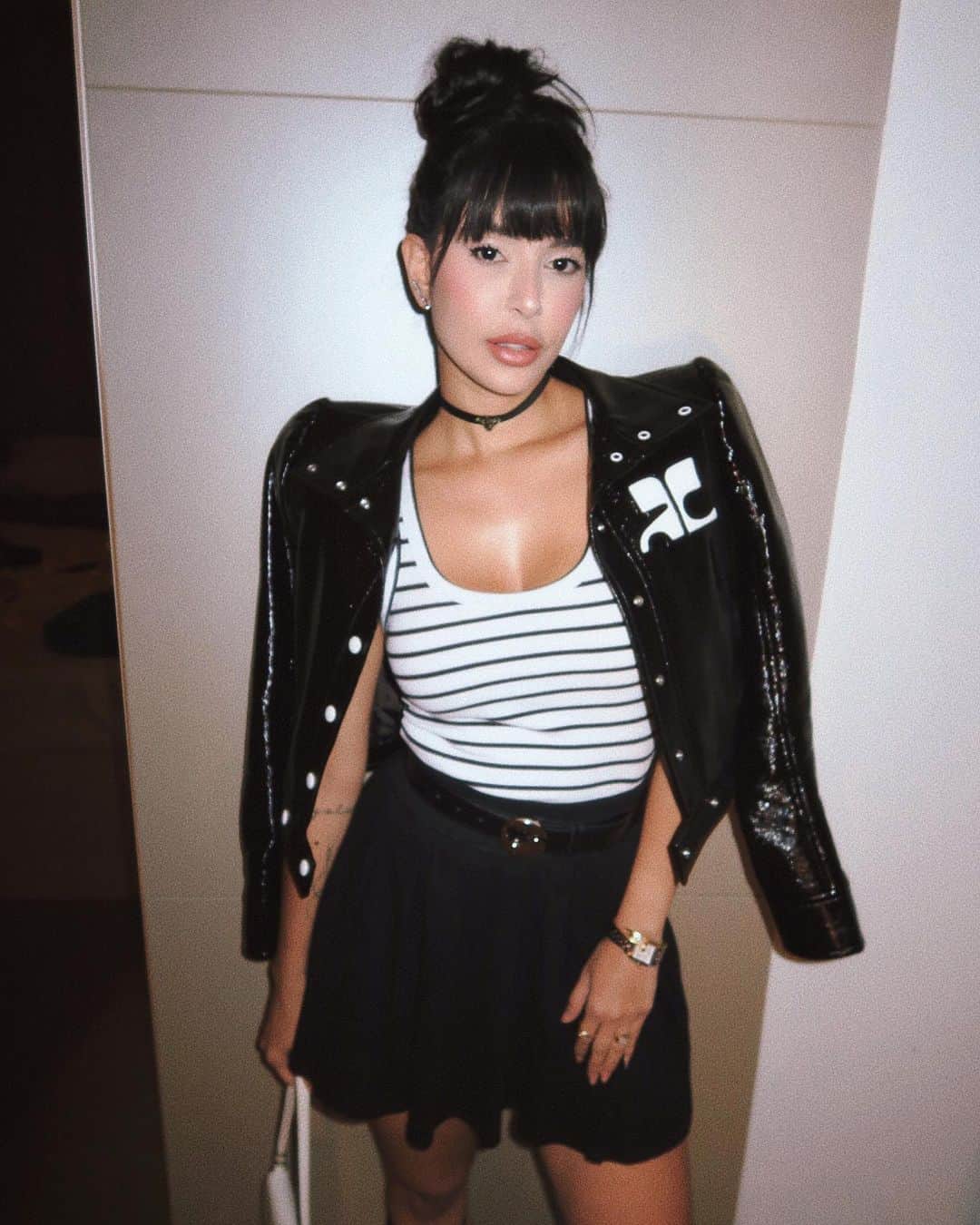 Gabriela Salesのインスタグラム：「Do nada um viramentos de jogos de leve kkk. Feriadouuu, meu povo! Gostaram do look? Trend sapatilhas bailarina. Usariam?   Créditos do look: Jaqueta Courreges  Regata Zara Saia Forever 21 Sapatilha Miu Miu Bolsa Prada」