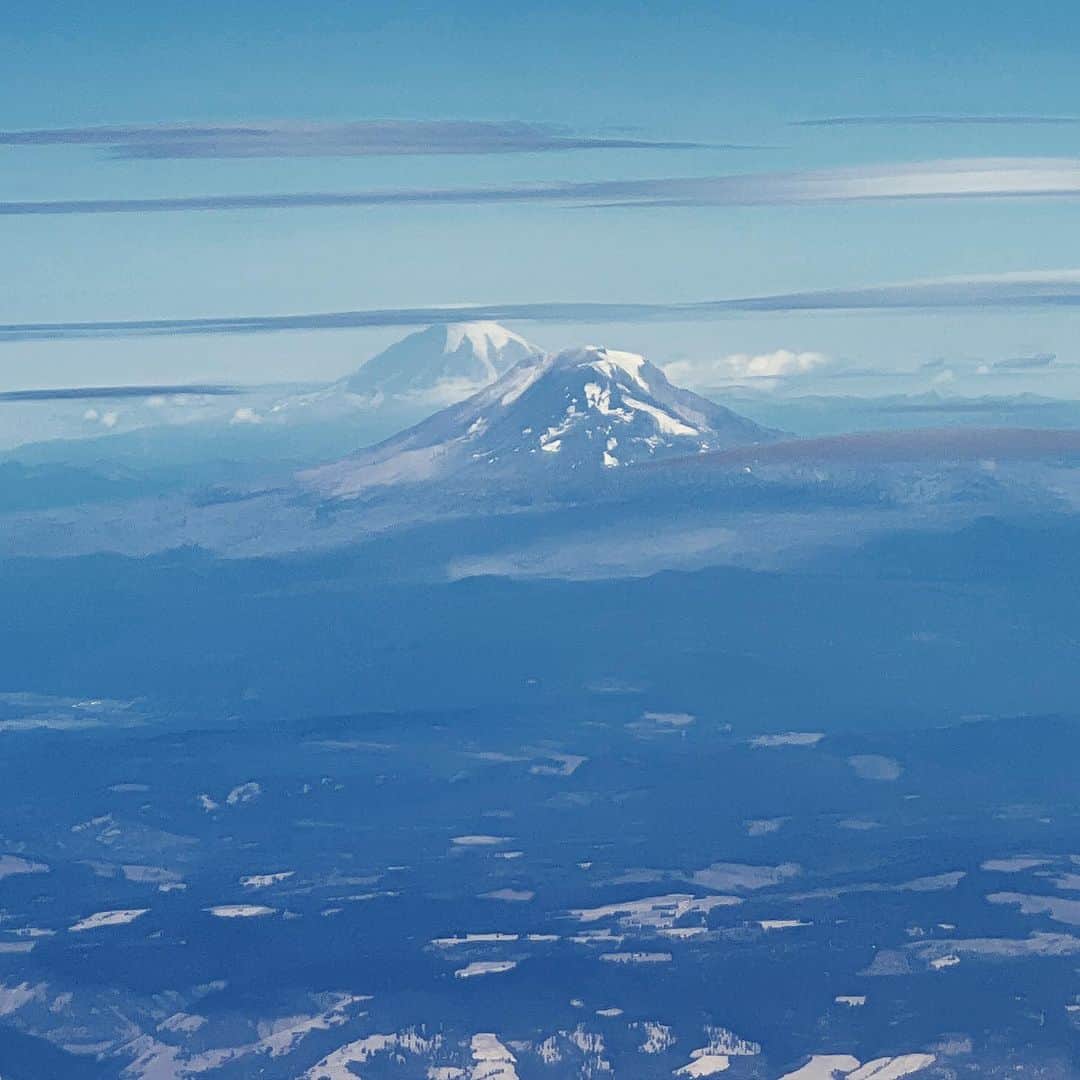 レイ・アレンのインスタグラム：「The friendly skies! #mtsthelens #mtrainier」