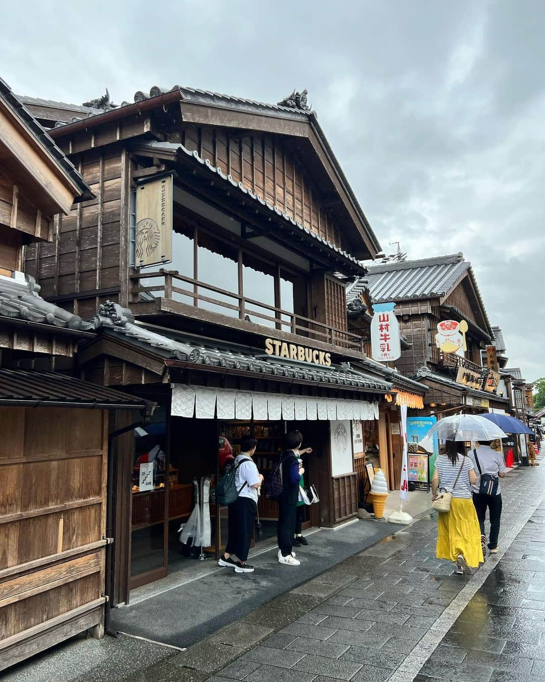 西岡良仁のインスタグラム：「Back to Home. Ise Jingu and Okage Yokocho.  #japan #ise #isejingu #mie #culture #日本　#伊勢　 #伊勢神宮　#三重　#文化　#歴史　#お伊勢さん #津」