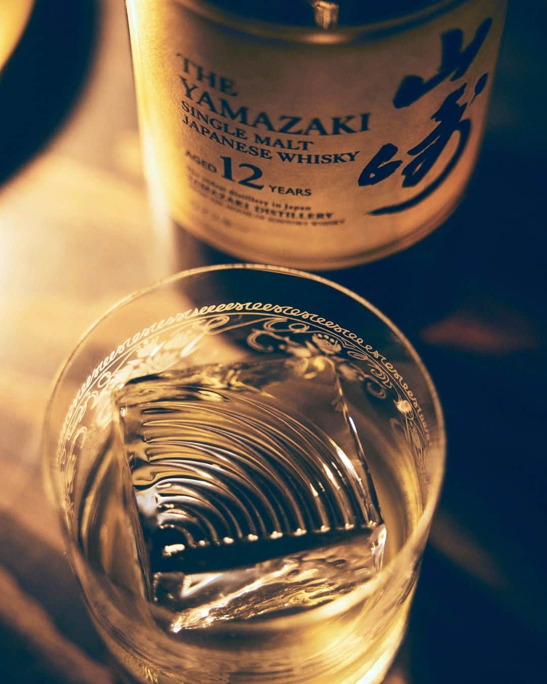 Suntory Whiskyのインスタグラム：「In a little corner of Daikanyama-cho you can find @flying_bumblebee0807, where owner Ai Igarashi serves up beautifully unexpected cocktails. Inspired by her travels abroad and flavors encountered, her cocktails delight not only the palate but also the eyes, with even the simplest on-the-rocks drinks embellished with their signature rose-shaped ice.」