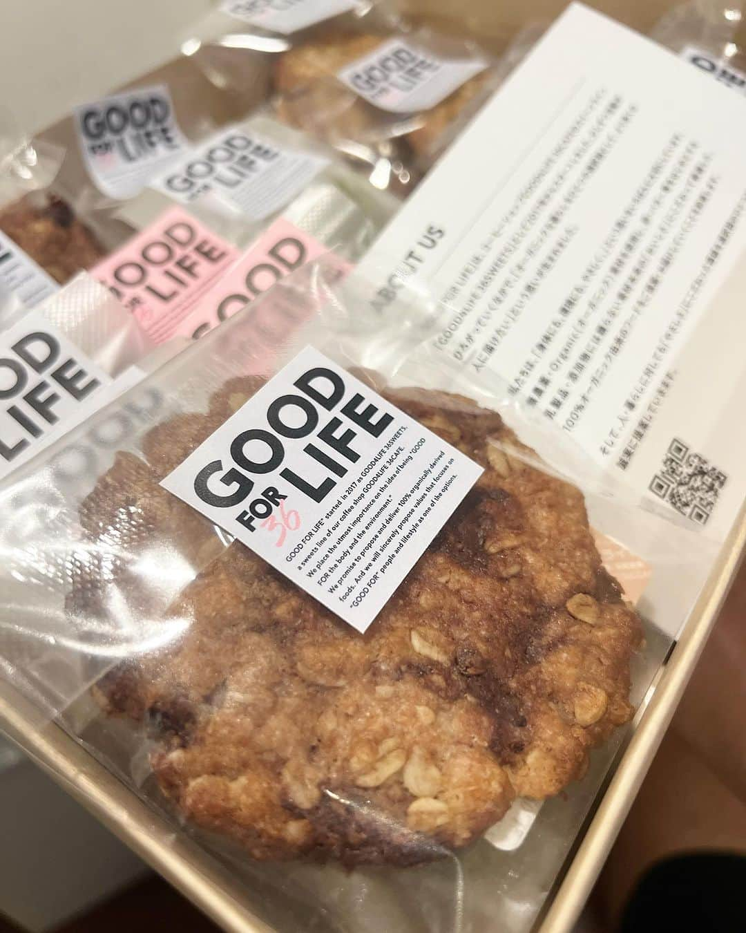 BESのインスタグラム：「石川県金沢市にある@goodforlife.official  @good4life36cafe さんの  無農薬、オーガニック素材を使い卵やバター、乳製品には頼っていない素材の味を活かしたスイーツが美味しすぎて追加でオーダーしてしまった😩  本当に美味しいです🙏🏾  コーヒーが楽しみになる🥹  皆さん是非お試しあれ！  #bes#coffee」