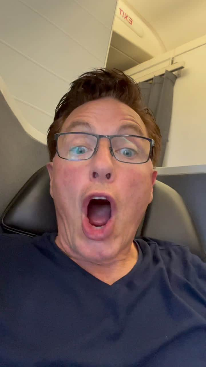 ジョン・バロウマンのインスタグラム：「Home for the next 10 hours #LosAngeles to #London on @americanair #flagship #Businessclass then connecting to Belfast. Layover in London…Looking forward to seeing everyone this weekend. @comicconnorthernireland」