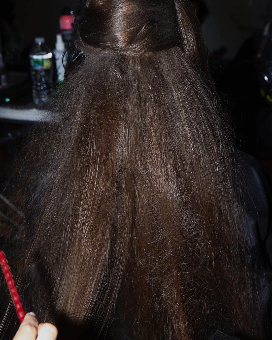 レイチェルコーミーさんのインスタグラム写真 - (レイチェルコーミーInstagram)「Hair by the lovely @rutgerhair 🖤 Big thank you to @uberliss @thewallgroup  Backstage photographed by @livingstonjenny」9月7日 10時14分 - rachelcomey