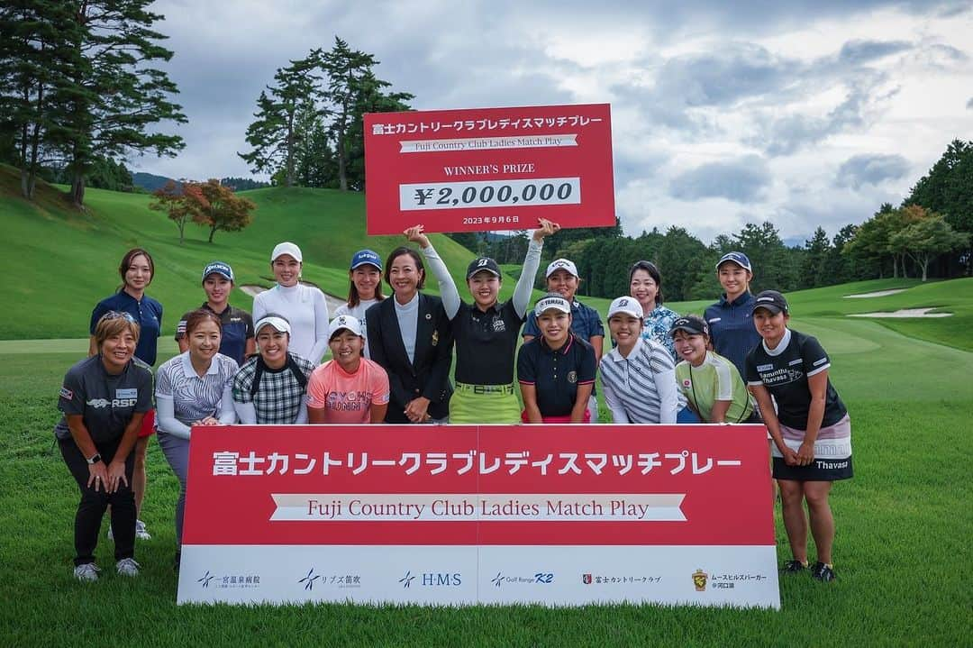 篠原まりあのインスタグラム：「__________** . . 今年も参加させていただきました  富士カントリークラブレディスマッチプレー 🔥.  富士カントリークラブの攻略性の高さと  真由美さんのセッティングに 今年も頭ヘトヘトです 🧠💭 .  1回戦  いつも優しい希実子さん 🩷 @uedakimiko.golf   2回戦  好きな顔No.1 茜さん💜 @akane.yoshino313   3回戦  控えめすぎる若菜さん 💛 @wakana_osada_official   3位決定戦  同じ大分出身 たじ🩵 @yu.tajima33   今年も 3位でした !!  みんなと楽しく真剣に 戦うことができて楽しかった 👊🏽❤️‍🔥 .  最後の写真 なんのポーズでしょうか😉  来週からのステップアップ 残り試合 全力で 頑張ります 💪🏽 .」