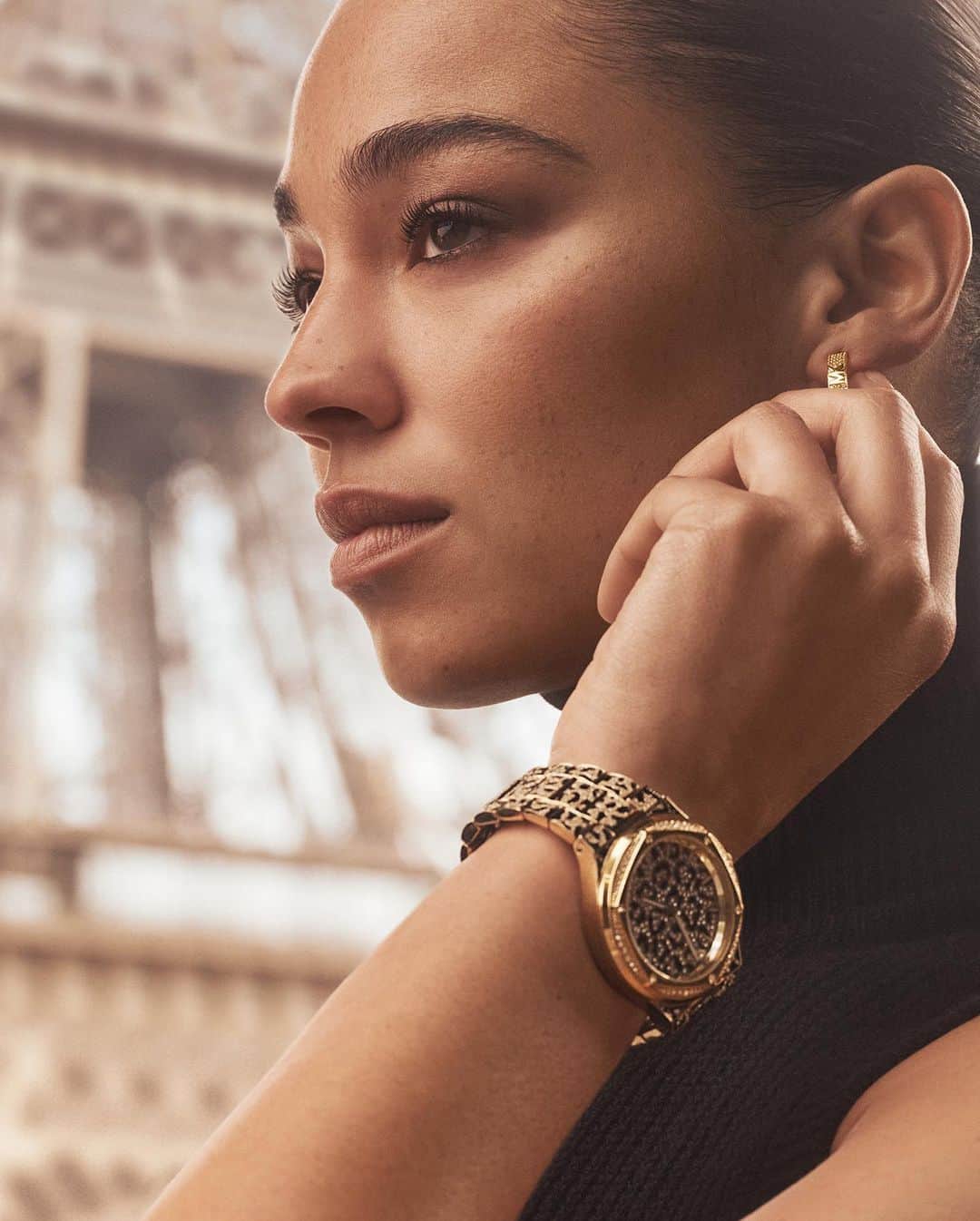 のインスタグラム：「Time to stand out. The Lennox animal pavé watch makes a bold statement at any time of day. #MichaelKors  Photographed by @LachlanBailey, @MaximePoiblanc」
