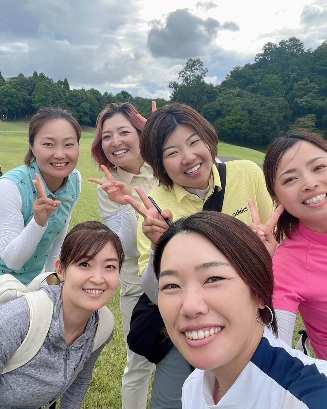 一ノ瀬優希のインスタグラム：「千葉女子オープン⭐️  72で16位タイでした！  パッティングがなかなか入ってくれず、優勝は厳しいなと感じながらも、オーバーパーすることなく終われたのはよかったのかなと。。。  千葉女子プロ会の皆様。 新昭和様。 たくさんのスポンサー様。 森永高滝カントリー倶楽部の皆様。 ギャラリーの皆様。 プロアマ含めて2日間ありがとうございました😊 プロアマでは久しぶりに優勝できて嬉しかったなー🥰 貢献度0で、他力本願だったけど。笑  来週は久しぶりのレギュラーツアーなので楽しみ💛 頑張ります‼︎‼︎  #1枚目は大好きな先輩達と #2枚目はスポンサードして頂いているシダックス様が今大会のスポンサーをしていたので一緒に撮ってみました #3枚目は娘を託児所に預けていたのですが目の前に猿が #40分近くの滞在で動物園より近くで見れたという幸せタイム」