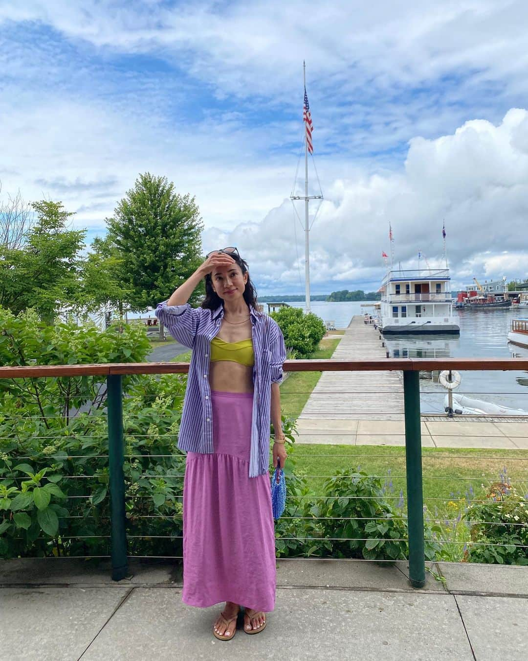 ベイカー恵利沙さんのインスタグラム写真 - (ベイカー恵利沙Instagram)「Outfits in the nature 🌱🌼🌊🩵 載せてなかった夏のお洋服いろいろ 自然の中で過ごすときはとにかく心地良く過ごせる服が好き ボーダーとか、ネイビーx白とか、思い切り明るいカラーとか、 夏のバケーションだからこそ楽しめるスタイリングも定番🦋 毎年同じような格好をしていて、きっと次の夏もまた同じ格好をしてる🥳  #えりさふく」9月7日 10時18分 - bakerelisa