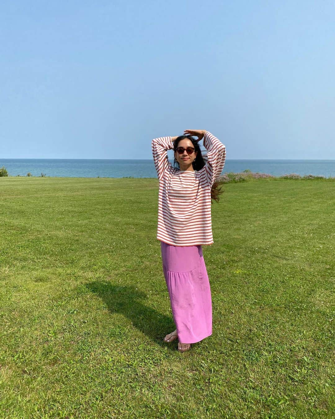 ベイカー恵利沙さんのインスタグラム写真 - (ベイカー恵利沙Instagram)「Outfits in the nature 🌱🌼🌊🩵 載せてなかった夏のお洋服いろいろ 自然の中で過ごすときはとにかく心地良く過ごせる服が好き ボーダーとか、ネイビーx白とか、思い切り明るいカラーとか、 夏のバケーションだからこそ楽しめるスタイリングも定番🦋 毎年同じような格好をしていて、きっと次の夏もまた同じ格好をしてる🥳  #えりさふく」9月7日 10時18分 - bakerelisa