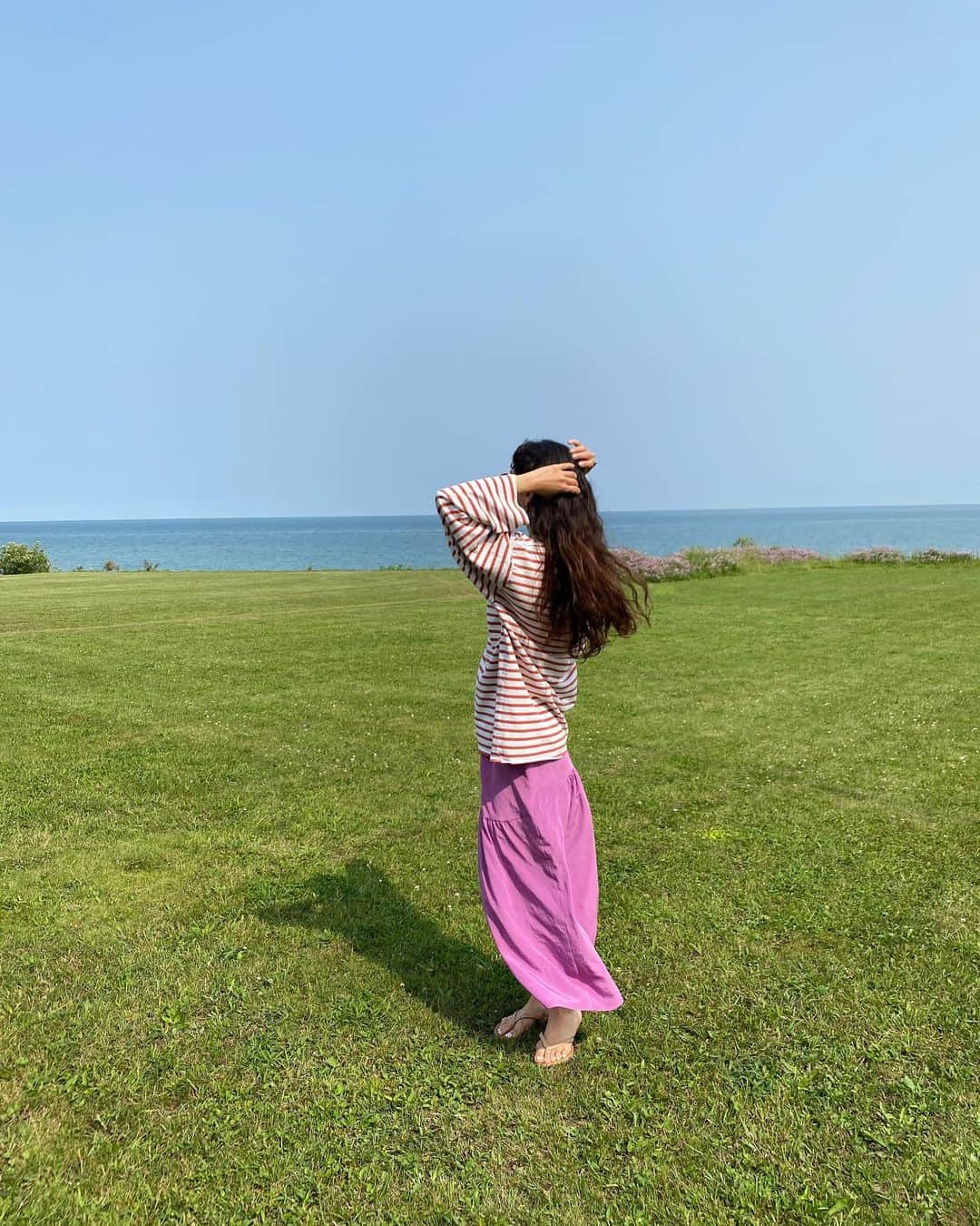 ベイカー恵利沙さんのインスタグラム写真 - (ベイカー恵利沙Instagram)「Outfits in the nature 🌱🌼🌊🩵 載せてなかった夏のお洋服いろいろ 自然の中で過ごすときはとにかく心地良く過ごせる服が好き ボーダーとか、ネイビーx白とか、思い切り明るいカラーとか、 夏のバケーションだからこそ楽しめるスタイリングも定番🦋 毎年同じような格好をしていて、きっと次の夏もまた同じ格好をしてる🥳  #えりさふく」9月7日 10時18分 - bakerelisa