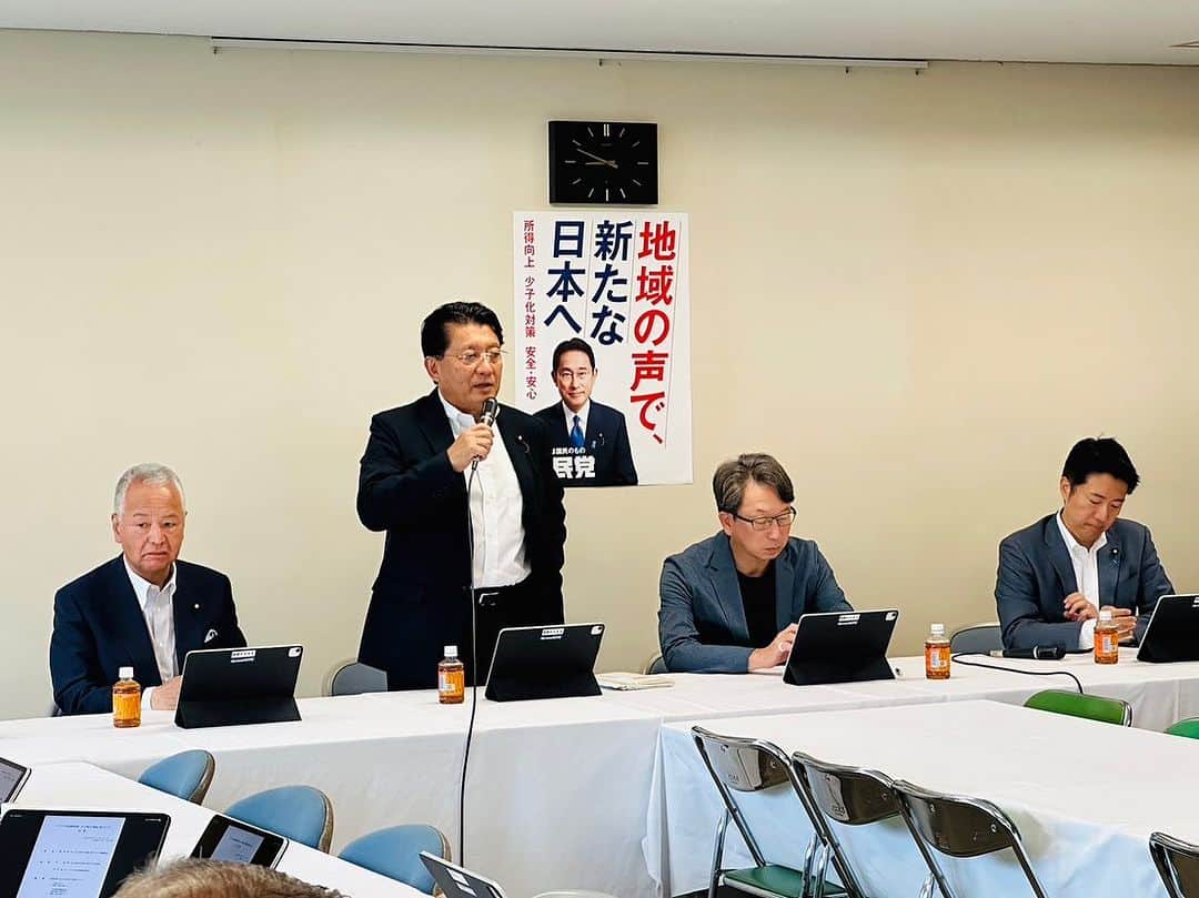 のインスタグラム：「デジタル本部AIの進化と実装に関するPT。今回は民間LLM（ラージランゲージモデル）について、Meta社、NEC、Abejaからヒアリング。LLMはオープンAI社のChatGPTだけではありません。日本語に特化したもの、特定の業界や会社に特化したLLMは優れた国産モデルも存在します。頑張れ、国産LLM！ #平井卓也 #AI #LLM」