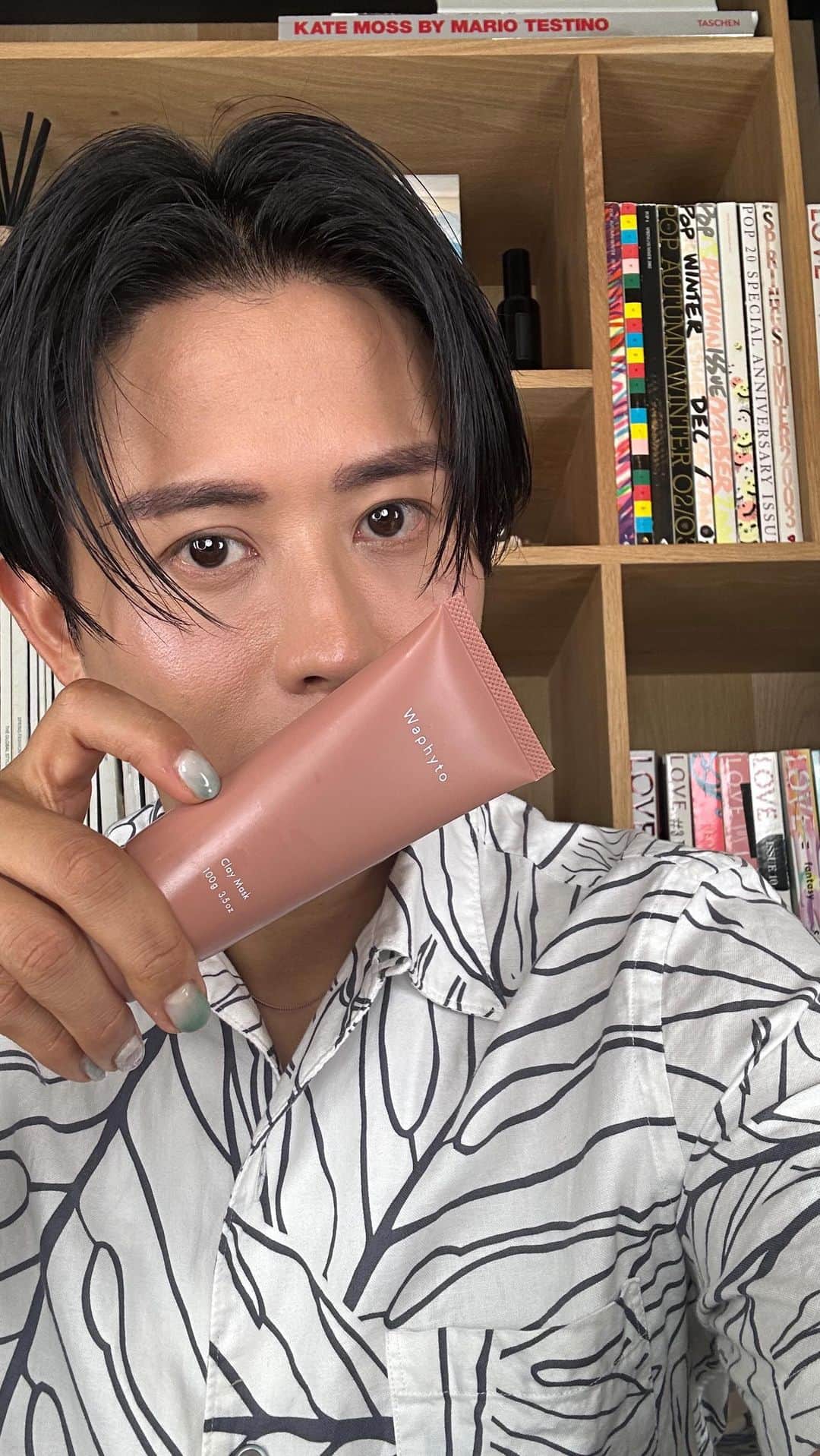のインスタグラム：「夏のダメージ肌をディープケアするWaphytoのおすすめアイテムをご紹介させて頂きました🤍  ライブのために確保してもらったクレイマスクは、数量限定なのでお見逃しなくよ〜🤍  ライブ視聴者限定のクーポンを使用すると、2点ご購入で10%OFF🤍 Waphyto公式オンラインストア&直営店舗でご使用いただけます！  【ご紹介アイテム】 ・クレイマスク 100g／4,950円 ・レジェナ バランシングトナー 145mL／5,500円 ・レジェナ エンリッチド フェイシャルオイル 30mL／8,800円（9/7リニューアル） *クレイマスクは数量限定のため、無くなり次第終了となります  【ライブ視聴者さま限定クーポン】 ▼クーポンコード：hiro97  ▼クーポン対象製品：Waphyto全アイテム *キット品、グッズは除く  ▼クーポン使用可能期間：9/7(木)20:00〜9/10(日) 23:59まで  ▼対象店舗： Waphyto公式オンラインストア／Waphyto Tokyo Flagship(中目黒)／Waphyto Toyohashi Flagship(愛知)／日本橋髙島屋店／タカシマヤ ゲートタワーモール店(名古屋)／ルクア大阪店  ▼クーポン利用方法 ・公式オンラインストアの場合 商品をカートに追加⇒ご購入手続きページのクーポンコード欄に「hiro97」とご入力ください。  ・直営店舗の場合 LIVE配信画面をスクリーンショット⇒店舗スタッフへご提示ください。  特典についての問い合わせは、公式アカウント @waphyto_japan までお願い致します。  @waphyto_japan  #Waphyto #ワフィト」