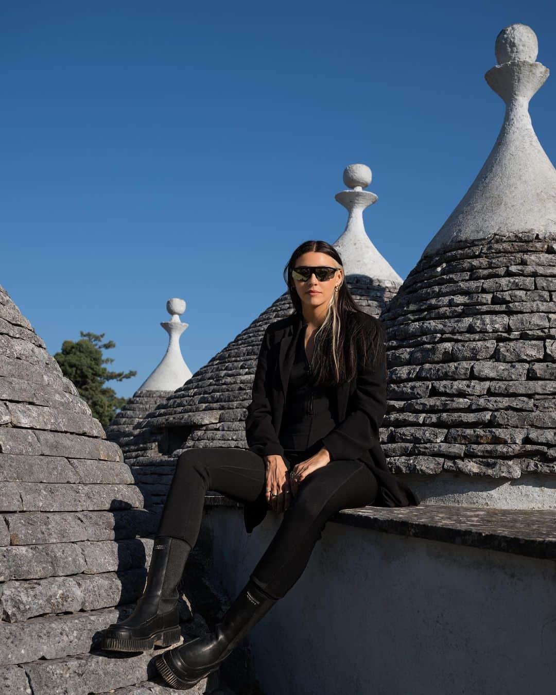 ジョルジオアルマーニのインスタグラム：「With her sounds and creativity, DJ & producer @paula.tape made her way from Santiago de Chile to the world #PlayPauseRewindRemix #WeBeatAsOne    Photo @alizeeschroots」