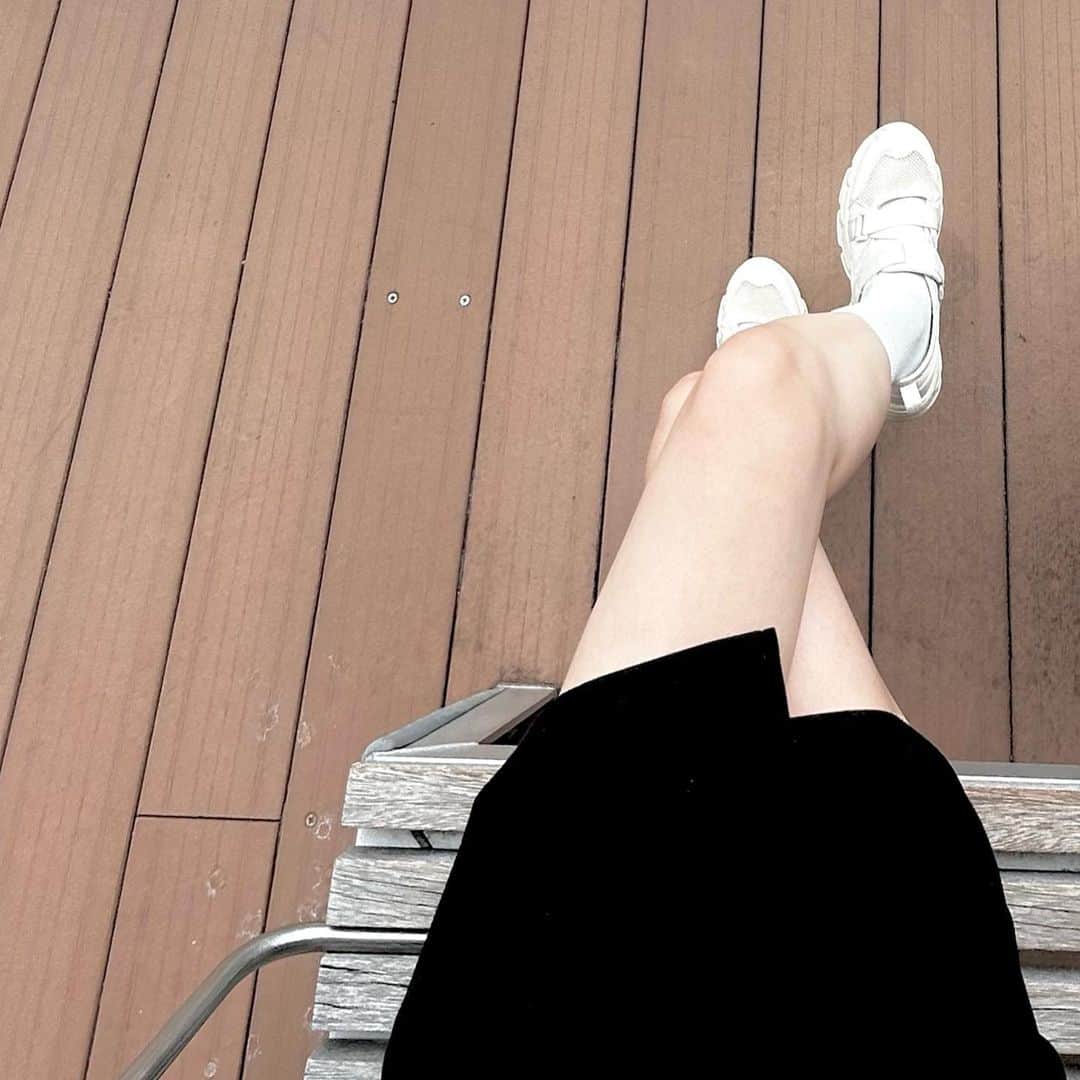 坂本澪香のインスタグラム：「本日はスカート履いた靴が軽くて歩きまくり明日は雨なのでお気にのチャリは乗れない悲しい、なんか手にタコ出来てるなんだろ頭にもタコが出来そうそんな一日、は！たまごっちリングガチャ見つけなければ（教えて貰った☺️）」