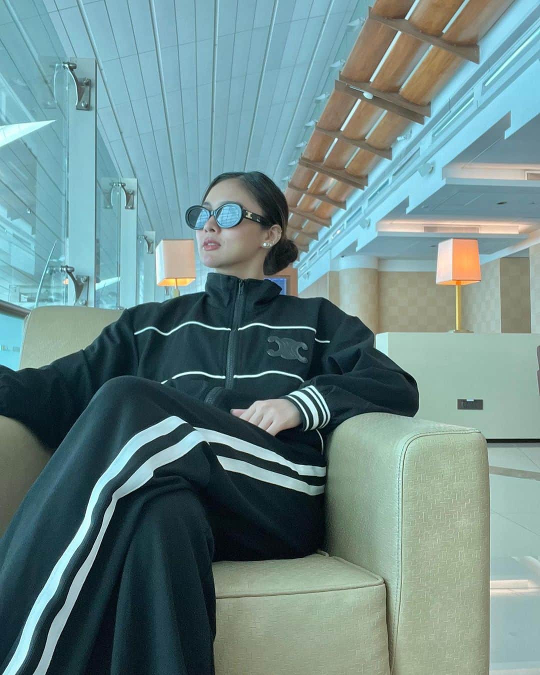 Kim Chiuのインスタグラム：「24hours trip to Milan!!!☕️🇵🇭✈️🇦🇪✈️🇮🇹🥂😉 All goods!!!!😁 See you mga kapamilya on Sept10 @asapofficial #AsapnatintoMilan  #Chiurista #ootd #ootdksyc」