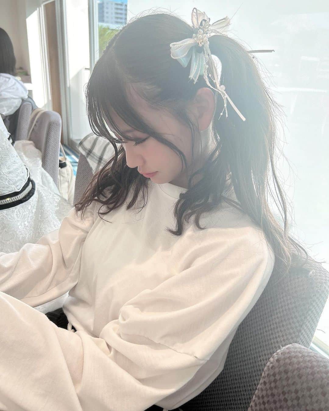 和田海佑のインスタグラム：「彼女が隣でお昼寝なう に 使ってね 🌛☁️  MV撮影中のオフショット 〜 ❕メディキュット大事 …  #NMB48 #アイドル #ツインテール #オフショット #좋아요  #셀카  #팔로우  #데일리룩  #메이크업  #옷」