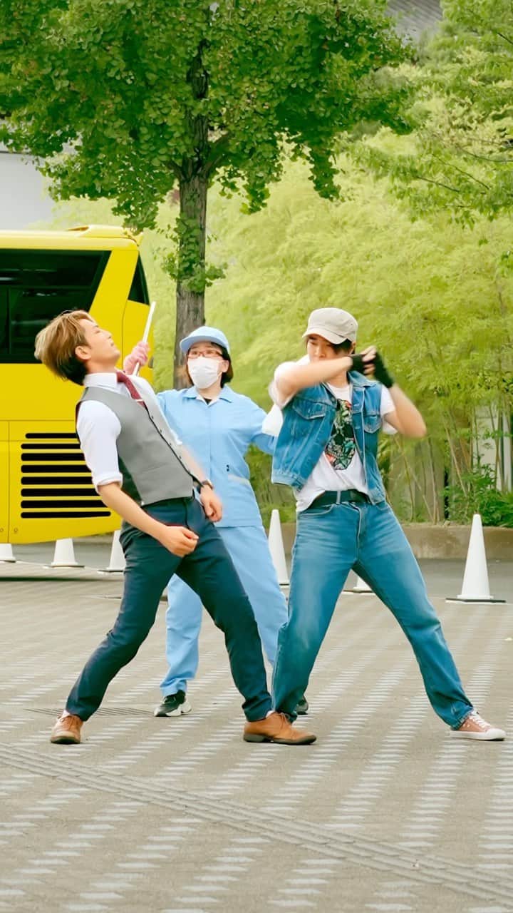 のインスタグラム：「Locking style vibes. The cleaning lady joined the mix😝 Suraa - Thanjavoor Jilla Kaari  Love from Japan🇮🇳🇯🇵✨  choreograph @kaketaku.japan  🕺Dance  @kaketaku.japan @terathesecond  🧹@isogashi_souzi  Video @kaketaku.japan  ・ @actorvijay  @vedalahemachandra @saindhavi_prakash  @sunpictures  @sonymusic_south  #suraa #vijay #vijaysethupathi #ThanjavurJillakaari」