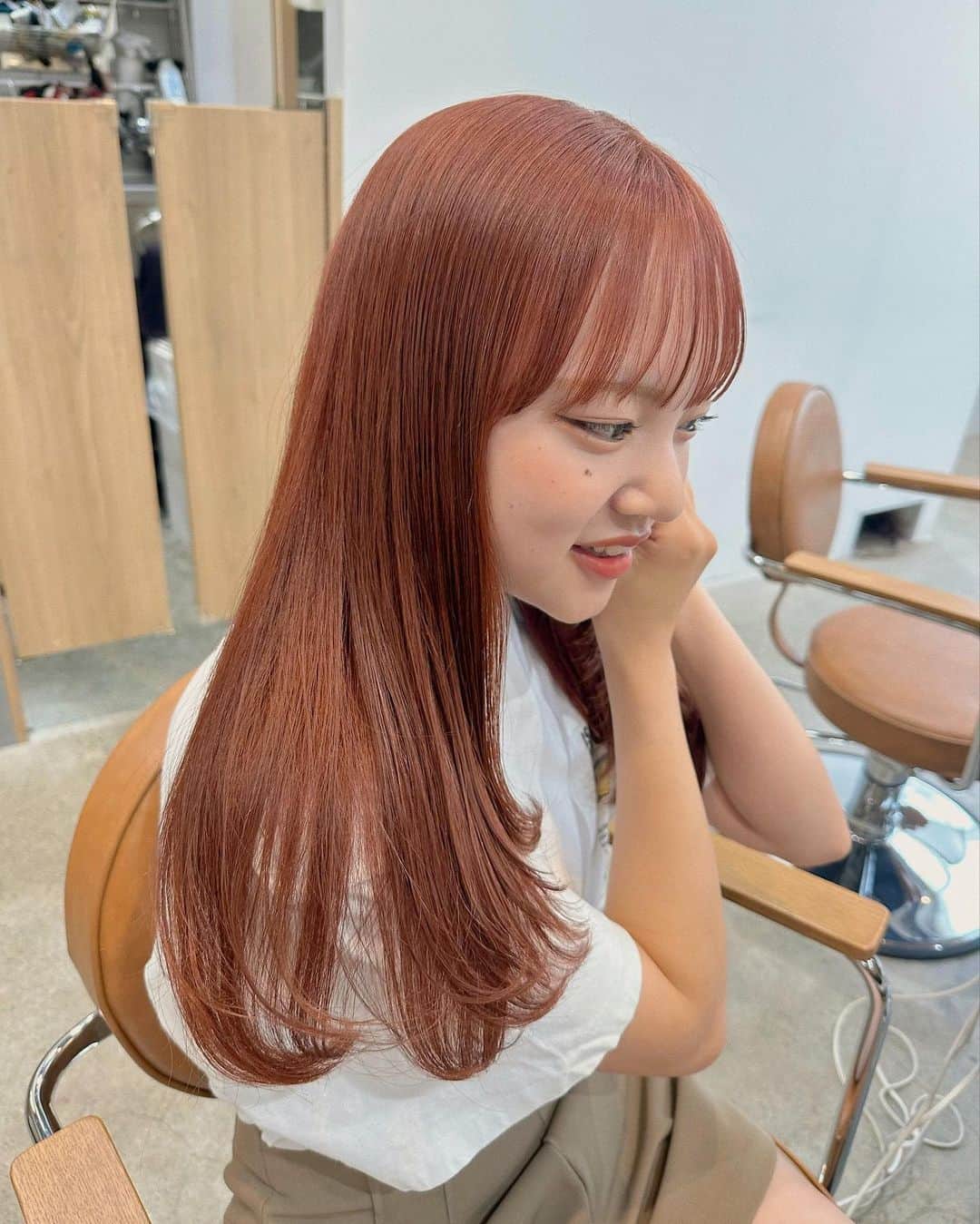 Momoのインスタグラム：「. オレンジヘアがとっても 似合っていたお客様♡♡🍊 . .  . ✔️画像を保存してカウンセリングの 時にみせてください♡♡ .  イメージを変えたいけど短くするのも ブリーチをするのも勇気がいる🥺 . そんな方にも幅広くその方にあった提案 をさせて頂き一緒におしゃれを楽しみましょう♡ . ブリーチカラーは【ケアブリーチ】を 推奨しております♡ . ケアブリーチは従来よりも髪の毛への ダメージが94%cutされます！ . ブリーチなしのダブルカラーも 提案させて頂きますのでぜひご相談ください♡ . 12／3から 新店舗　GARD/ëN (ガーデン／エン) がopen♡♡ . 場所は表参道♡♡ 新しいこだわりのつまったお店で ぜひお会いできるのを楽しみに お待ちしております♡♡ . . ご予約はTOPからご予約サイト に飛べます✈︎♡(料金もそちらを参考に) . ご新規様も喜んでお待ちしております♡ . お電話.DMからも受け付けております♡ (DMは返信が遅くなる可能性が ございますのでそちらご了承下さい🙇‍♀️)  . .  〒150-0001 東京都渋谷区神宮前5-39-2 2F . TEL☎︎ 03-6712-5995 . 表参道駅から徒歩5分🚶🏼‍♀️(A1出口) ( 銀座線/千代田線/半蔵門線 ) . . 月 定休日 火・水　11:00〜20:00 木・金　12:00〜20:30 土　10:00〜19:00 日　10:00〜19:00 祝　10:00〜19:00 . . ぜひ、ご予約お待ちしてます♡♡ . codeアカウントはこちら   @__cd.momo____________ ♡ . ぜひフォローしてください♡ .」
