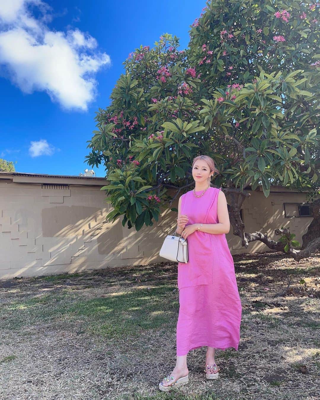 住谷杏奈さんのインスタグラム写真 - (住谷杏奈Instagram)「･ ハワイの空とのコントラストが とっても映えたワンピースは @waft._official のものでした🫶 ･ ･ ハワイで絶対着ようと決めていて、 日本で着るの我慢してたの🥹 ･ ･ リネン素材も気持ちいいし、 スタイルアップ見えするの🥹 ･ ファミリーフォトもこのワンピで撮影してもらいました📸」9月7日 21時18分 - annasumitani