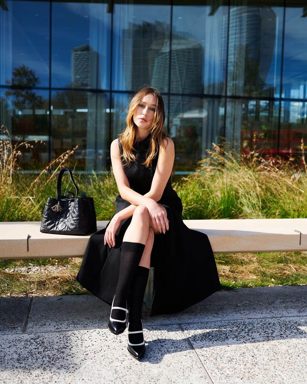 アリシア・デブナム・キャリーのインスタグラム：「Dior! 🥹❤️  @dior #DiorToujours #DiorAW23」