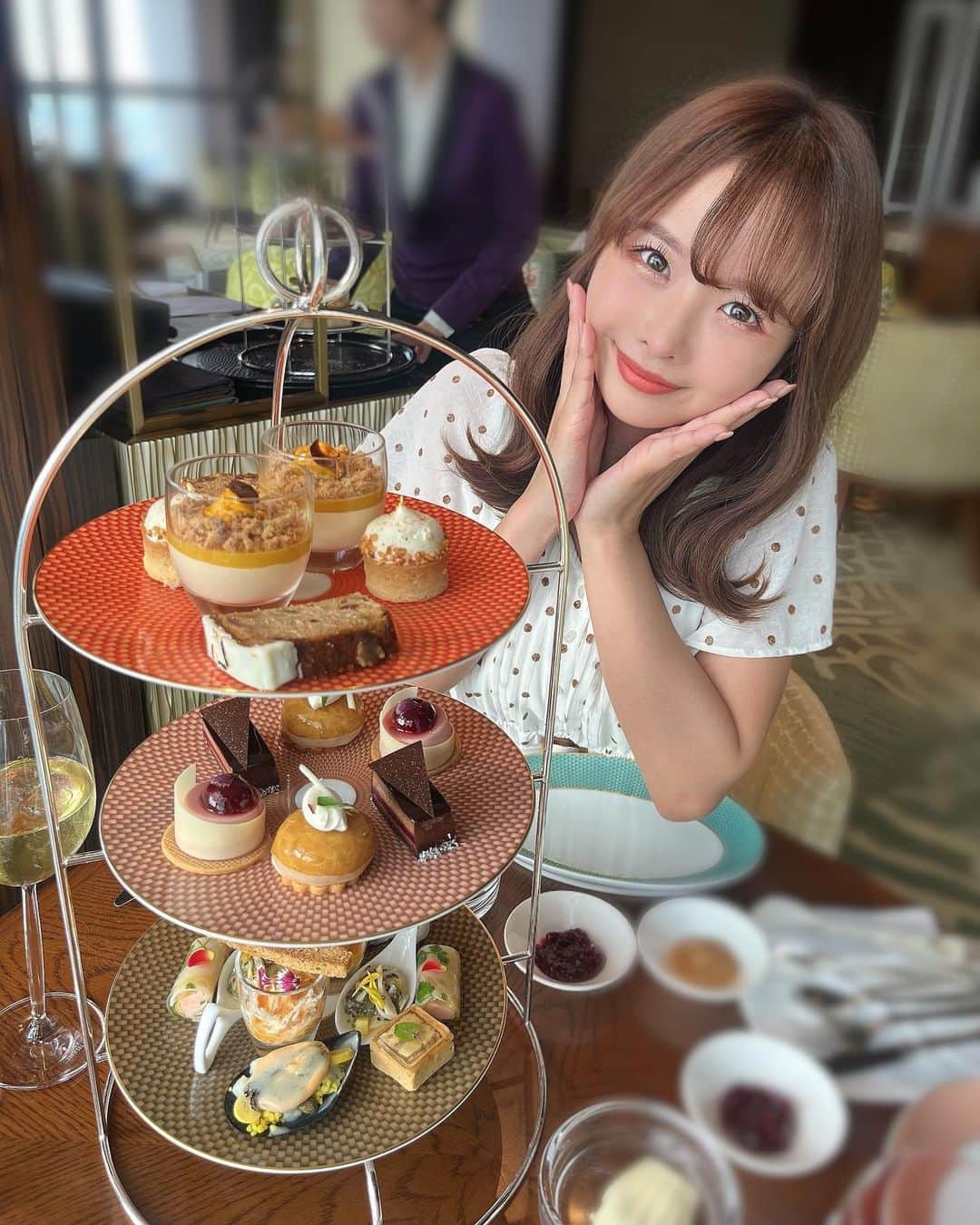 栗山莉緒のインスタグラム：「.  1年振りにアフタヌーンティーに行ったよ🫧🫖  しかも2日連続♡♡  一時期すごくハマってずっといってたのに1年振りって気付いたときびっくりした😂💓 久しぶりにキラキラしてて楽しかったなっ！  今考えたらあの時アフタヌーンティーは完全に趣味でした！！笑  #アフタヌーンティー#マンダリンオリエンタル東京」