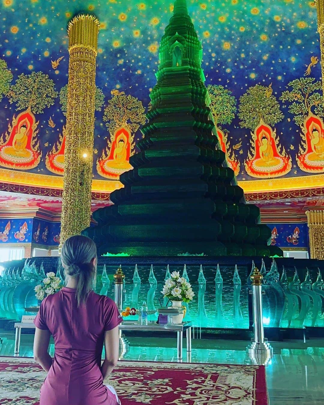 あやか（石山彩花）さんのインスタグラム写真 - (あやか（石山彩花）Instagram)「Watpaknam 💚  タイで1番行ってみたかった所！ 凄く綺麗で幻想的だった。 この天井の仏伝図は仏陀の生涯を描いているんだって！全部の木が違くて、その描かれてる木がお寺の周りに生えてた！🙌 真ん中のはガラスでできてるらしくてとにかく凄い！ってなった！  世界の色んな歴史に触れてみたい🥹  #watpaknam #thailand #🇹🇭 #タイ旅行 #ワットパクナム #traveler #travelphotography」9月7日 19時45分 - ayakateen821