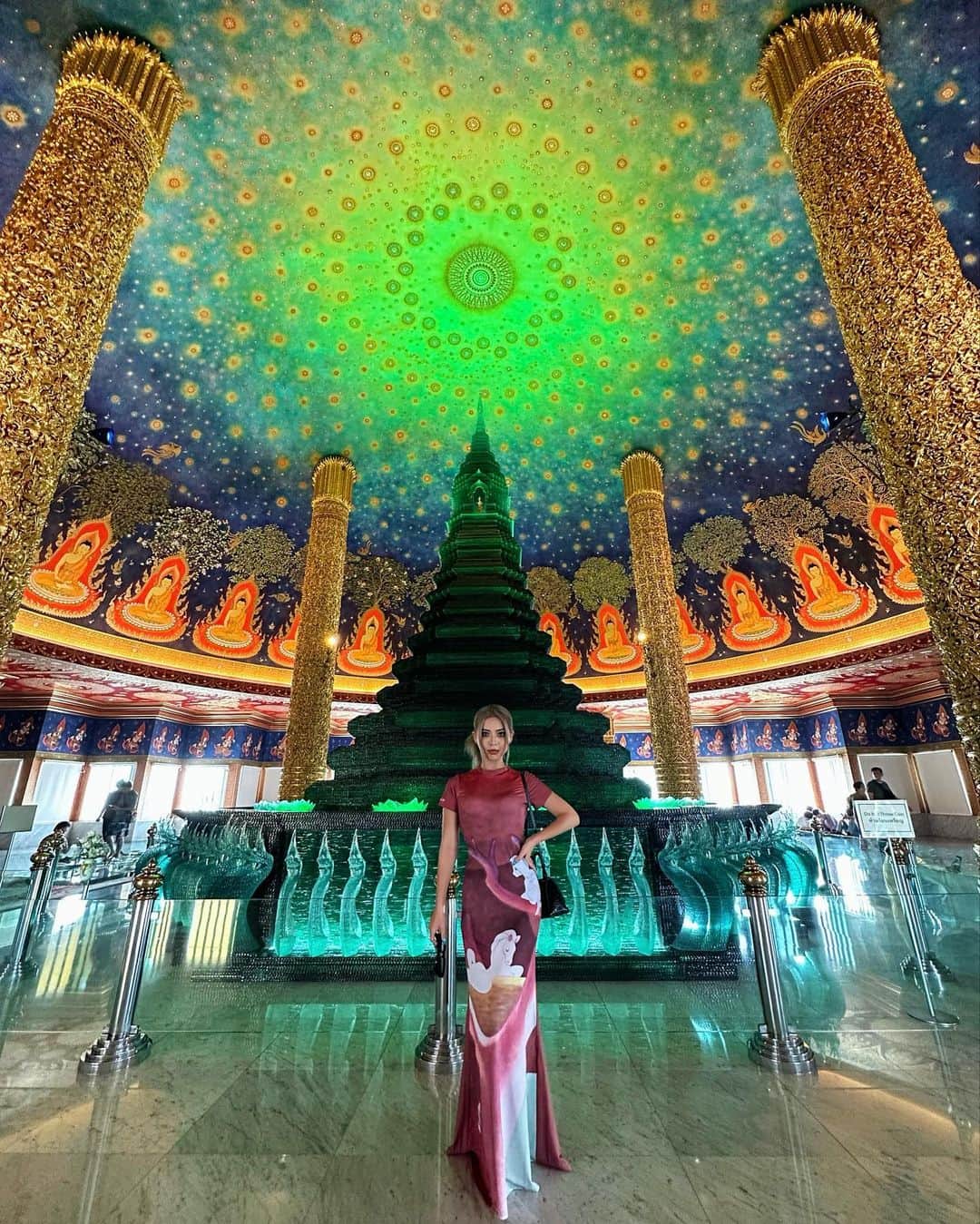 あやか（石山彩花）さんのインスタグラム写真 - (あやか（石山彩花）Instagram)「Watpaknam 💚  タイで1番行ってみたかった所！ 凄く綺麗で幻想的だった。 この天井の仏伝図は仏陀の生涯を描いているんだって！全部の木が違くて、その描かれてる木がお寺の周りに生えてた！🙌 真ん中のはガラスでできてるらしくてとにかく凄い！ってなった！  世界の色んな歴史に触れてみたい🥹  #watpaknam #thailand #🇹🇭 #タイ旅行 #ワットパクナム #traveler #travelphotography」9月7日 19時45分 - ayakateen821