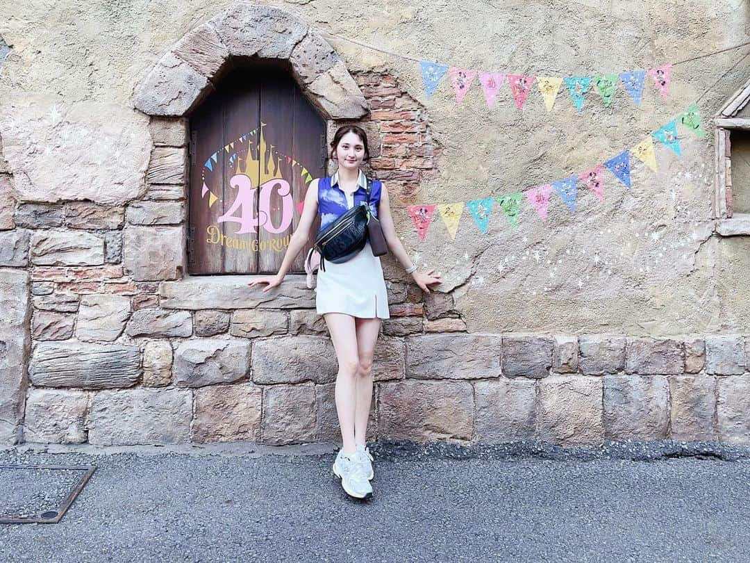 大久保聡美のインスタグラム：「今年の夏はディズニー2Daysするなどしました🏰🩵💙 もうひたすら暑かった！☀️ #ディズニー #ディズニーシー  #ディズニーランド」