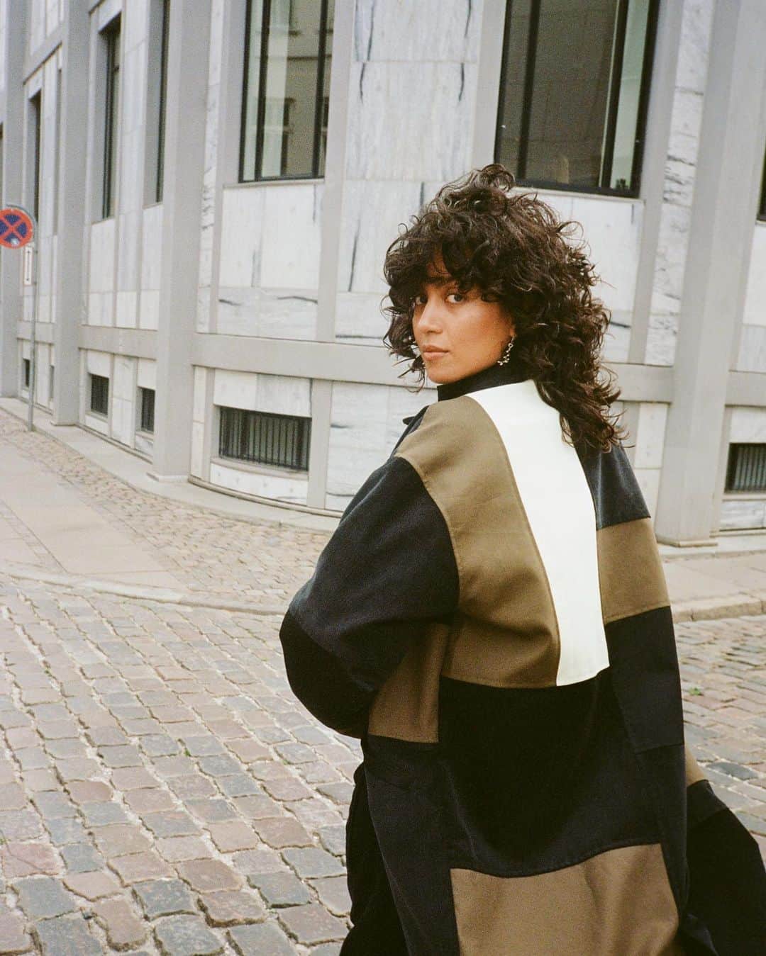 マッツノーガードのインスタグラム：「COMING SOON  @xallisteninge in our patchwork coat in our local Copenhagen hood.   Find it at madsnorgaard.com  #madsnorgaard」