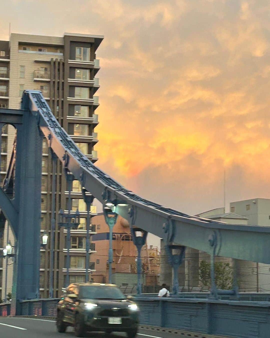 岩崎宏美さんのインスタグラム写真 - (岩崎宏美Instagram)「明日の午前中は台風直撃と言われてドキドキしています。 夜には姫路に辿り着きたいのですが、行かれるのかな?  それにしても今夜の夕日は美しくてお昼間みたいな明るさでした。 清洲橋の上から見た空には、虹が縦に伸びていました。 長男が一緒だったので、急いで写真を撮ってもらいました。 明日の台風 大きな被害が出ませんように‼️ #夕日 #清洲橋 #台風」9月7日 19時49分 - hiromiiwasaki_official