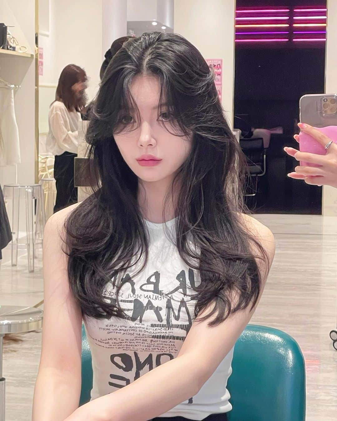 原涼香のインスタグラム：「🩷🆕今やりたい韓国レイヤーロング🆕🩷 ワンカールで簡単に可愛くなれる♡ 軽やかなレイヤースタイルがトレンドですദ്ദി‪- ·̫ - ̳ ㅤㅤㅤㅤㅤㅤㅤㅤㅤㅤㅤㅤㅤ 🎀韓国HAIR STYLE menu... ㅤㅤㅤㅤㅤㅤㅤㅤㅤㅤㅤㅤㅤ ☑︎カット 巻いても巻かなくても可愛いこだわりレイヤーカット♡ 45mmでワンカールのみです✔️  ☑︎プレミアムケアカラー 透明感バツグンカラーが得意です♡ ㅤㅤㅤㅤㅤㅤㅤㅤㅤㅤㅤㅤㅤ ☑︎HITAトリートメント 韓国人みたいなツヤ髪はトリートメントがマスト♡  ㅤㅤㅤㅤㅤㅤㅤㅤㅤㅤㅤㅤㅤ ご予約はリンクから🫶🏻🔗 ㅤㅤㅤㅤㅤㅤㅤㅤㅤㅤㅤㅤㅤㅤㅤㅤㅤㅤㅤㅤㅤㅤㅤㅤㅤㅤ ㅤㅤㅤㅤㅤㅤㅤㅤㅤㅤㅤㅤㅤ  #SHIMA#韓国ヘア#韓国スタイル#レイヤーカット#ダークトーン#初カラー#暗髪#ベージュカラー#ラベンダーカラー#グレージュ#オリーブカラー#透明感カラー#銀座美容院#銀座美容室#美容師#시스루뱅#레이어드컷#koreanhair」