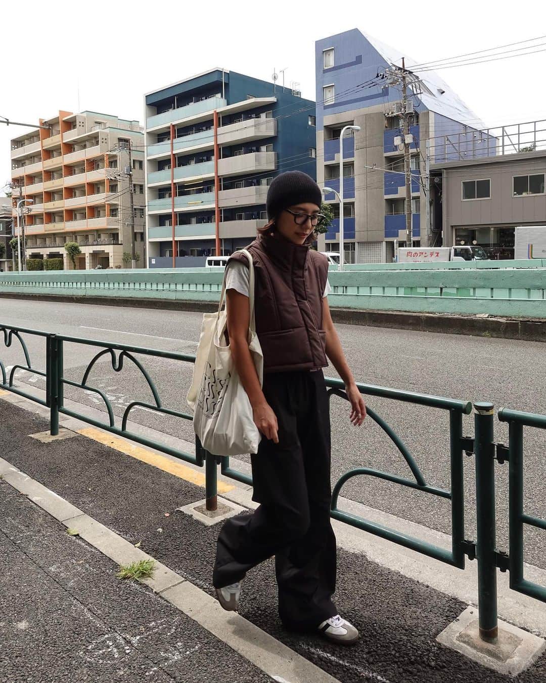 MOYAのインスタグラム：「すっかり秋服🍂😊 本日新作よりaw startでございます❤️‍🔥 今夜もお買い物いただき誠にありがとうございます🙇✨  お問い合わせ多いこちらのベストは 来週の新作で登場予定です♡ カラー悩みすぎてあと1色は追加する予定🫠🫶  #CAVEZAROSSO #秋服コーデ  #秋コーデ」